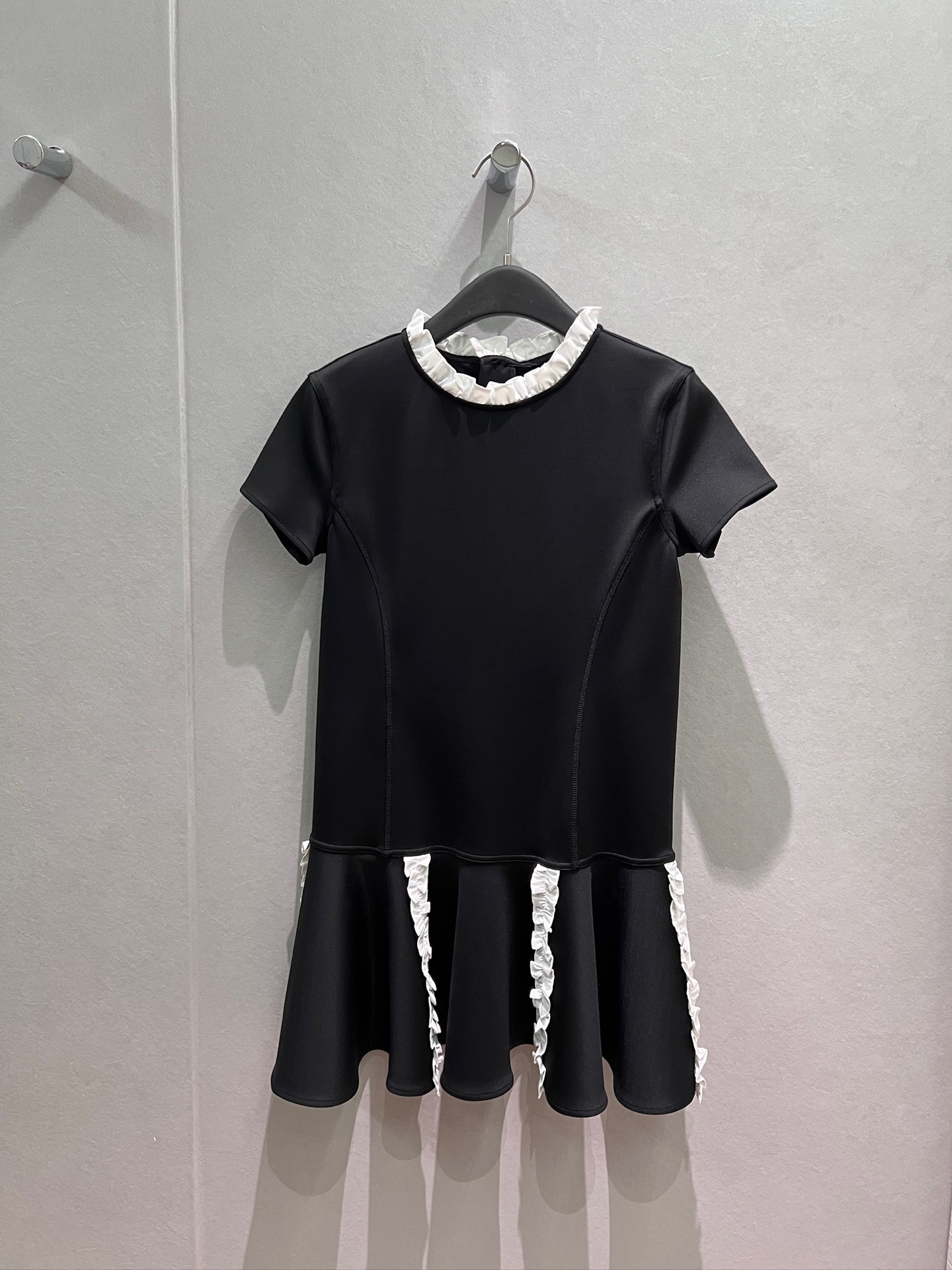 NO:906152,New three-dimensional fungus lace splicing and decorative ruffle skirt design. Contrast color short-sleeved dress is slim and elegant. It is age-reducing and not picky. S-XL,,skirts,T-shirt,19860909新款立体木耳花边拼接装饰荷叶边裙摆设计 撞色短袖连衣裙修身显瘦 气质优雅 减龄不挑人S-XL,,skirts,T-shirt,,Women's clothing