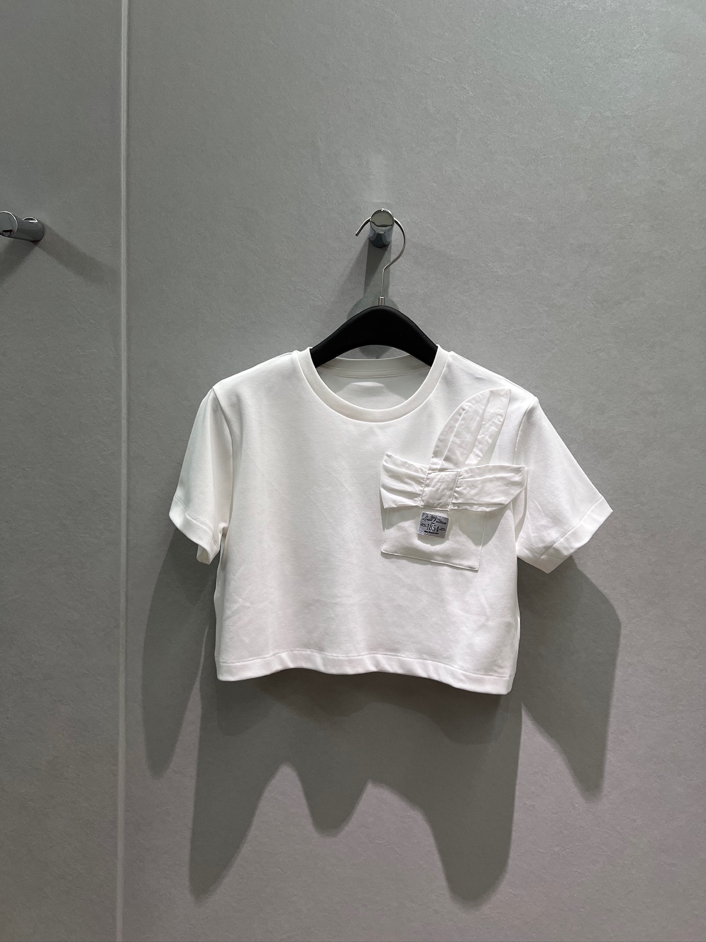 NO:906209,New style chest patch bow decorated short-sleeved T-shirt, loose and casual, versatile for age reduction SML,,T-shirt,tees,t-shirt,19860909新款胸前贴布蝴蝶结装饰短袖T恤宽松休闲 减龄百搭 SML,,T-shirt,tees，t-shirt,,Women's clothing