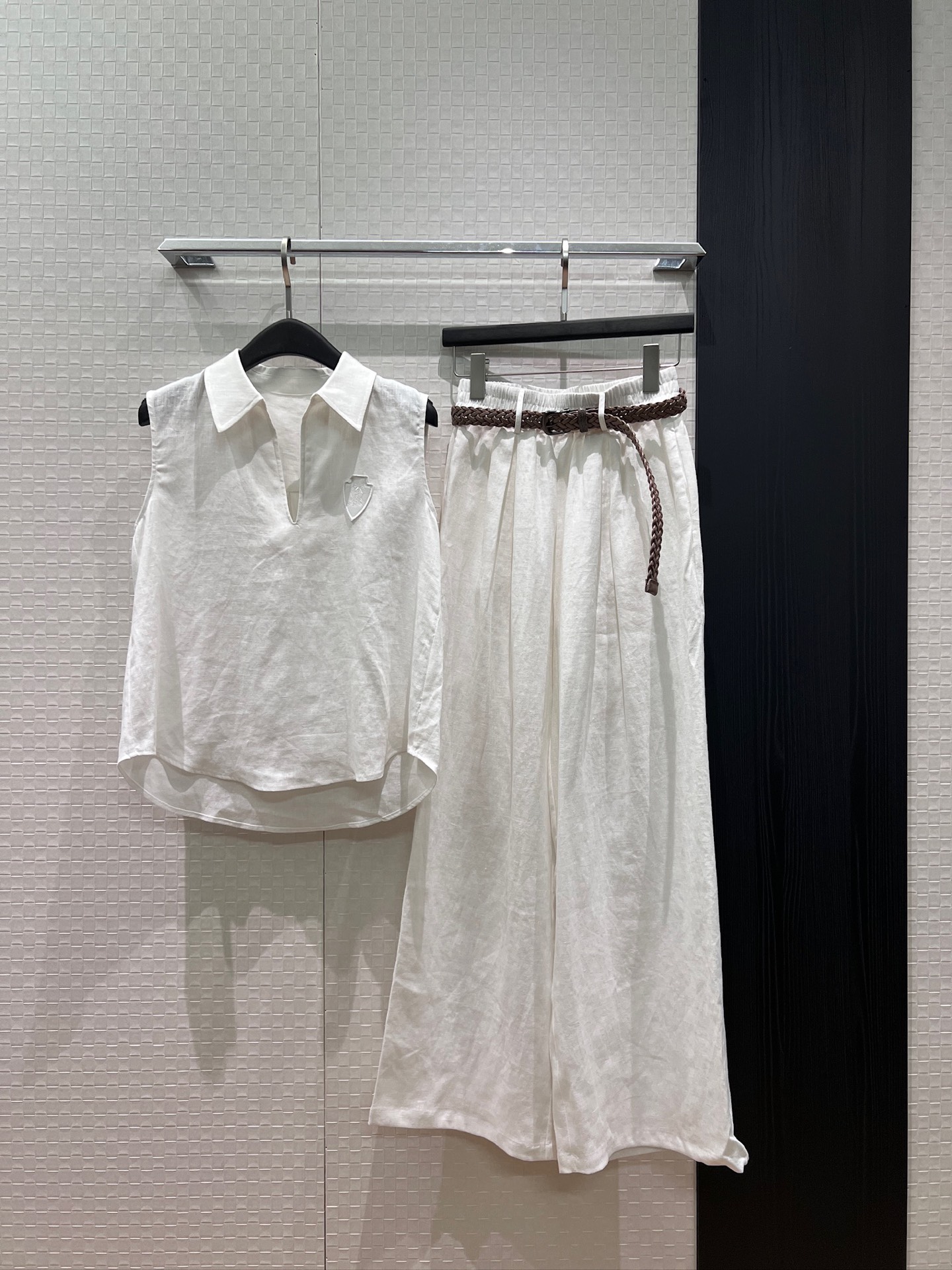 NO:906195,Tops, pants, new BC embroidered badge decoration, lapel V-neck sleeveless linen vest top, elastic waist, linen wide-leg pants, woven belt decoration, old money style, fashionable and casual SML,,19860909上衣 裤子新款bc刺绣徽章装饰 翻领V领无袖亚麻背心上衣松紧腰亚麻阔腿裤 编织腰带装饰老钱风 时尚休闲 SML,,,Women's clothing
