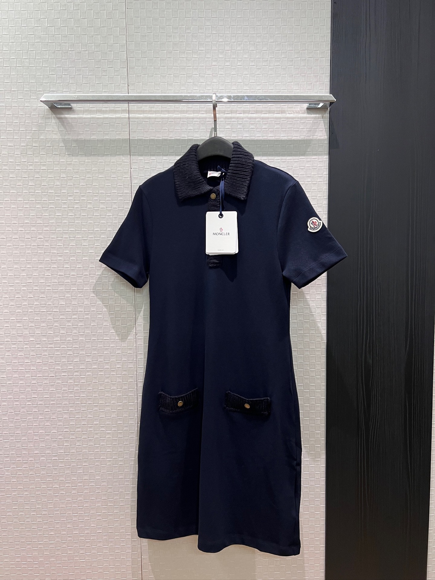 NO:906165,New punch-stitched woolen knitted collar, lapel short-sleeved dress, classic logo armband decoration, straight slim fit, age-reducing, dark blue and white SML,,skirts,T-shirt,19860909新款冲冲拼接毛线针织领 翻领短袖连衣裙经典logo袖标装饰 直筒修身气质减龄 深蓝白色 SML,,skirts,T-shirt,,Women's clothing