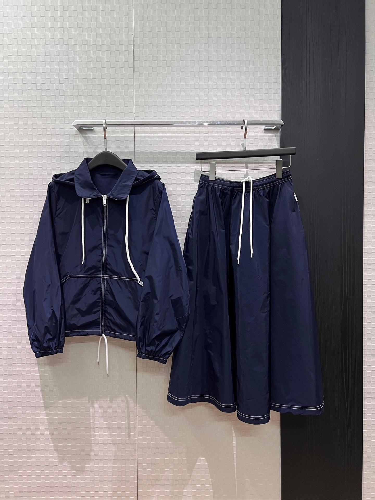 NO:906151,Jacket, semi-new style, recommended contrasting color topstitch hooded stand-up collar nylon windbreaker coat with drawstring elastic waist large swing umbrella skirt A-line nylon skirt hood with stand-up collar for storage drawstring at the hem Pockets on both sides of the skirt Hardware accessories molding Sports and leisure age-reducing and versatile dark blue and white SML,,skirts,jackets & coats,hats,19860909外套 半新款推荐撞色明线连帽立领尼龙风衣外套抽绳松紧腰大摆伞裙 A字尼龙半裙帽子可立领收纳 下摆可抽绳收腰 半裙两侧有口袋 五金配件开模 运动休闲 减龄百搭 深蓝白色 SML,,skirts,jackets & coats,hats,,Women's clothing