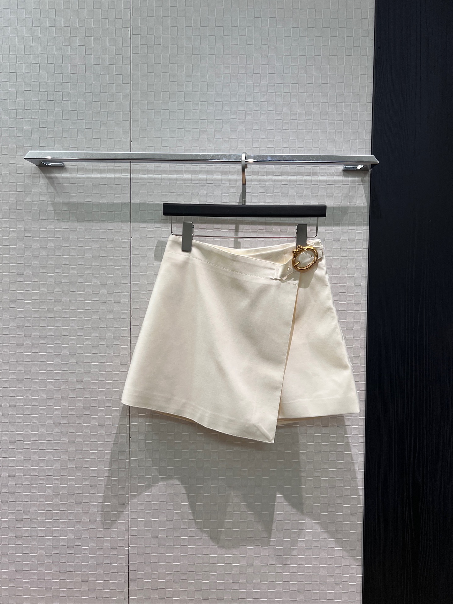 NO:907112,New magic mirror bow buckle fake design culottes, asymmetric decorative shorts, high waist, slimming, fashionable commuting, age-reducing and versatile, elegant black and white S-XL,,skirts,shorts,19860909新款魔镜蝴蝶结扣假两假设计裙裤 不对称装饰短裤高腰显瘦 时尚通勤 减龄百搭 气质优雅黑色白色 S-XL,,skirts,shorts,,Women's clothing