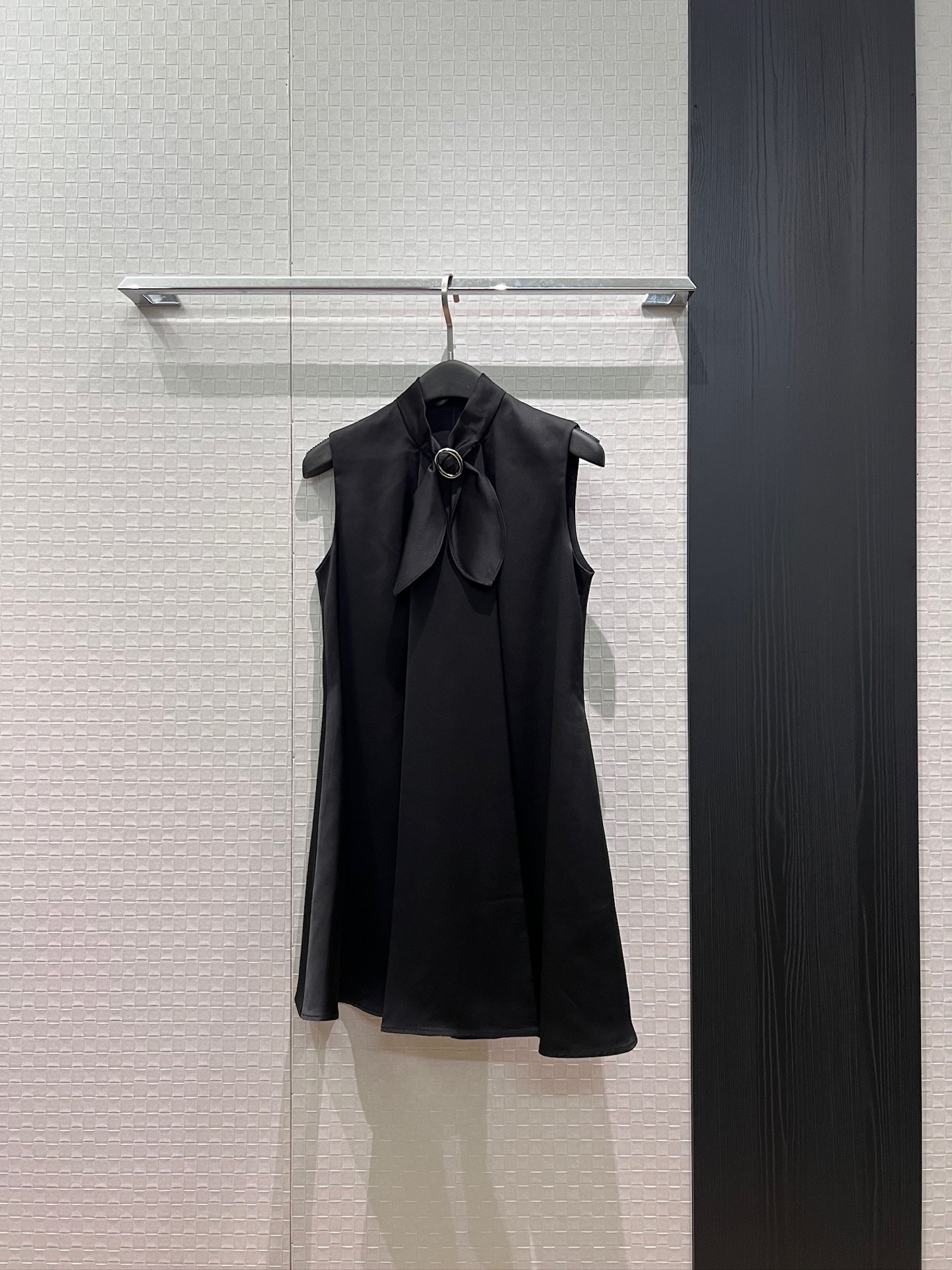 NO:907103,New style small stand-up collar, metal bow buckle lace decoration, sleeveless vest dress, little black skirt, slim fit, pockets on both sides, elegant and age-reducing, fashionable commuting S-XL,,skirts,19860909新款小立领金属蝴蝶结扣系带装饰 无袖背心连衣裙 小黑裙修身显瘦 两侧有口袋气质减龄 时尚通勤 S-XL,,skirts,,Women's clothing
