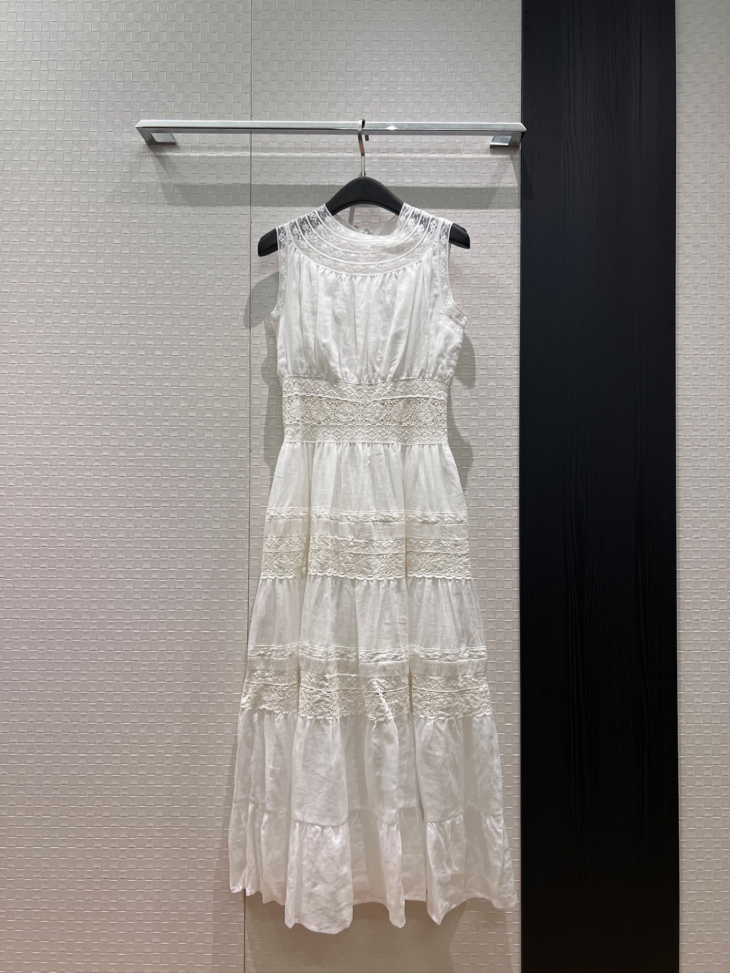 NO:907091,New heavy-duty lace splicing linen cake long skirt Hollow sleeveless vest dress custom hollow water-soluble lace splicing heavy-duty exquisite elegant temperament essential for vacation SML,,skirts,19860909新款重工蕾丝拼接亚麻蛋糕长裙 镂空无袖背心连衣裙定制镂空水溶 蕾丝花边拼接重工精致 气质优雅 度假必备 SML,,skirts,,Women's clothing