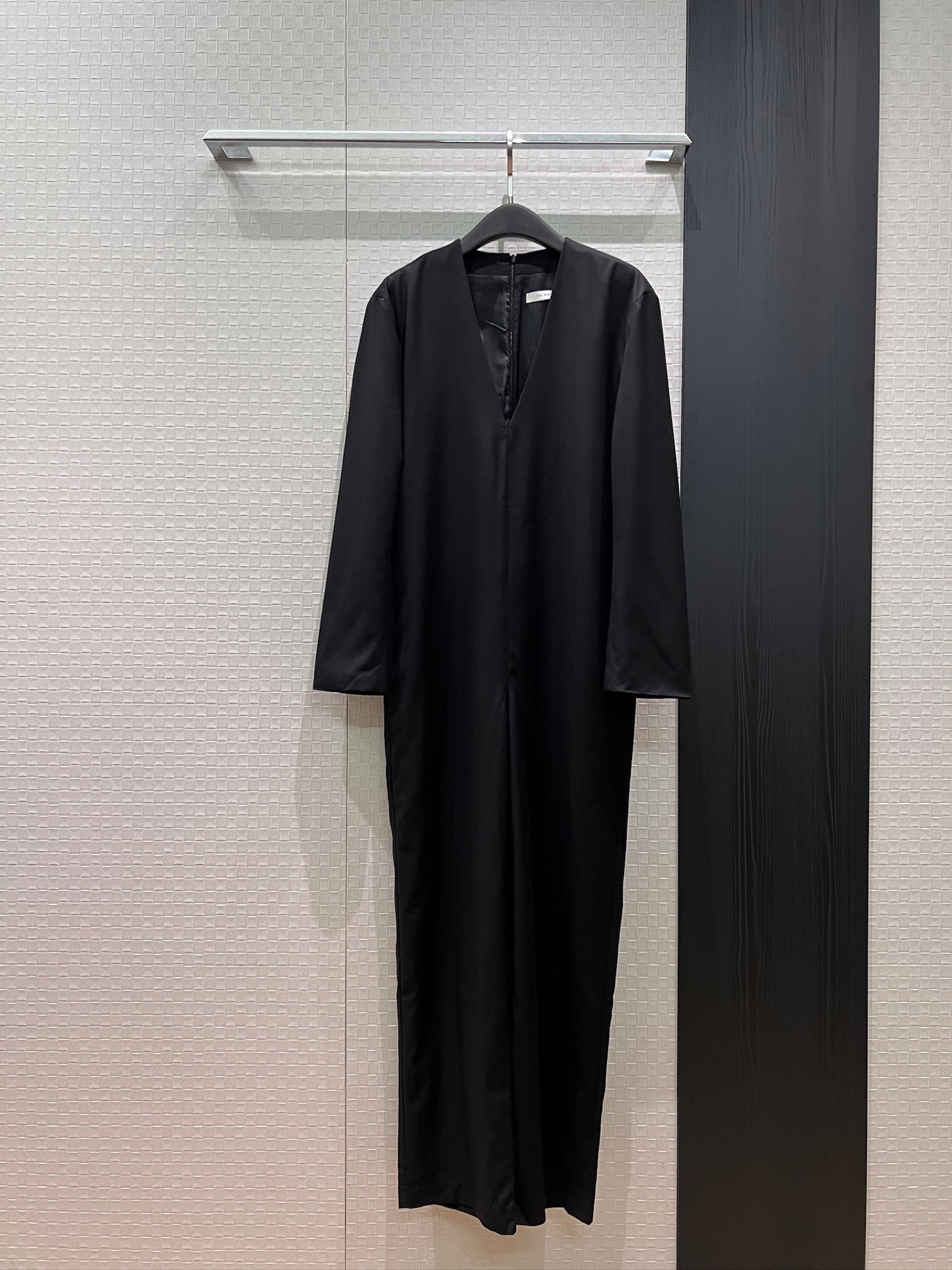 NO:907080,The new autumn and winter The Row custom-made virgin shearling fabrics, deep V straight jumpsuit, zipper design on the back of the trousers, loose and casual, concave shape and handsome SML,,19860909秋冬新款The Row 定制原初剪羊毛面料 深V直筒连体裤 长裤后背拉链设计 宽松休闲 凹造型帅气SML,,,Women's clothing