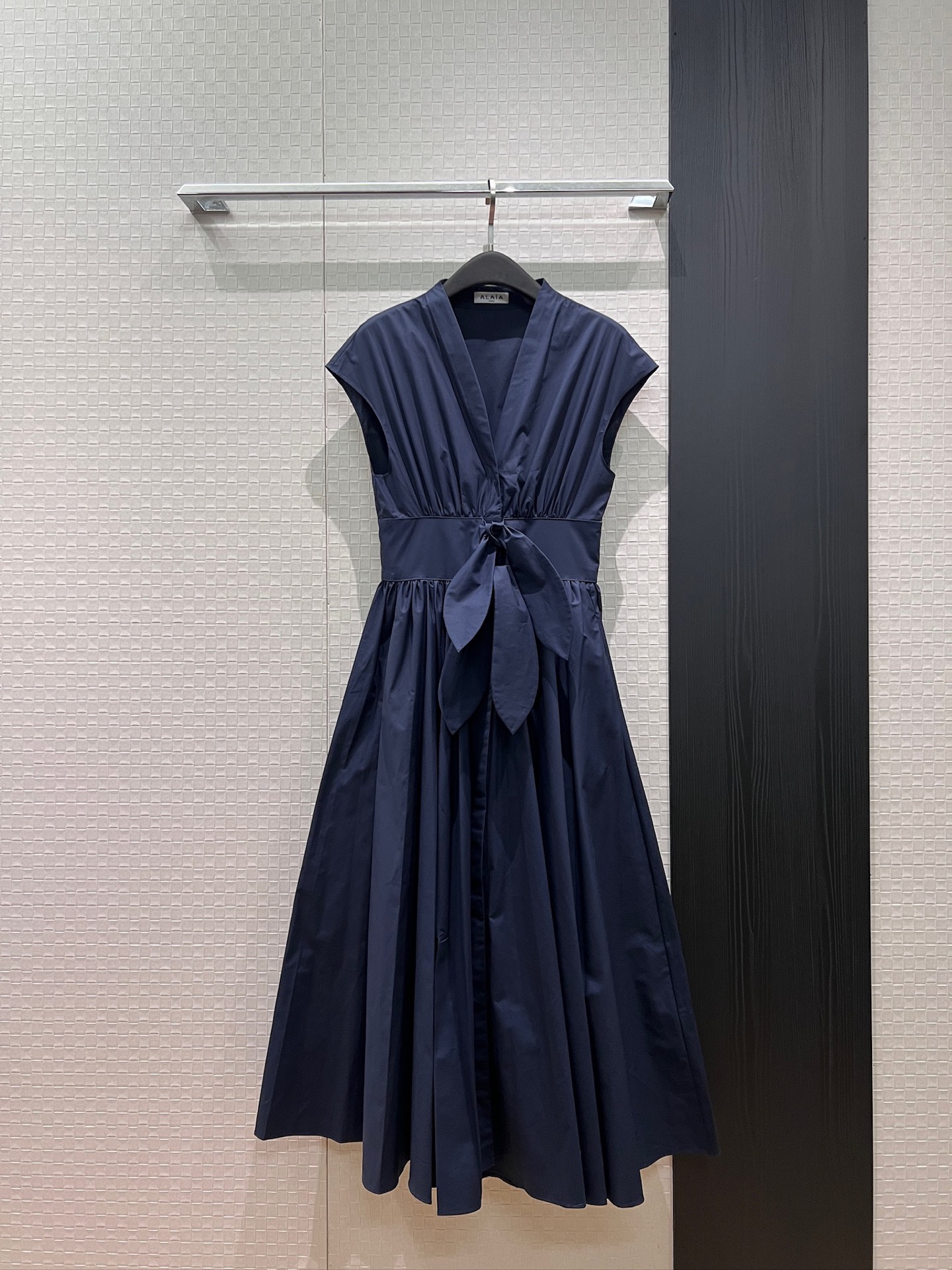 NO:907071,New style Chongchong alaia, French romance, waist bow decorative design, waist deep V-neck drop shoulder sleeve dress, cotton poplin, A-line long skirt, elegant and artistic, pockets on both sides, elegant and age-reducing, dark blue and white SML,,alaia,skirts,19860909新款冲冲alaia 法式浪漫 腰部蝴蝶结装饰设计 束腰深V领落肩袖连衣裙棉质府绸 A字大摆长裙 优雅文艺 两侧有口袋气质减龄 深蓝白色 SML,,alaia,skirts,,Women's clothing