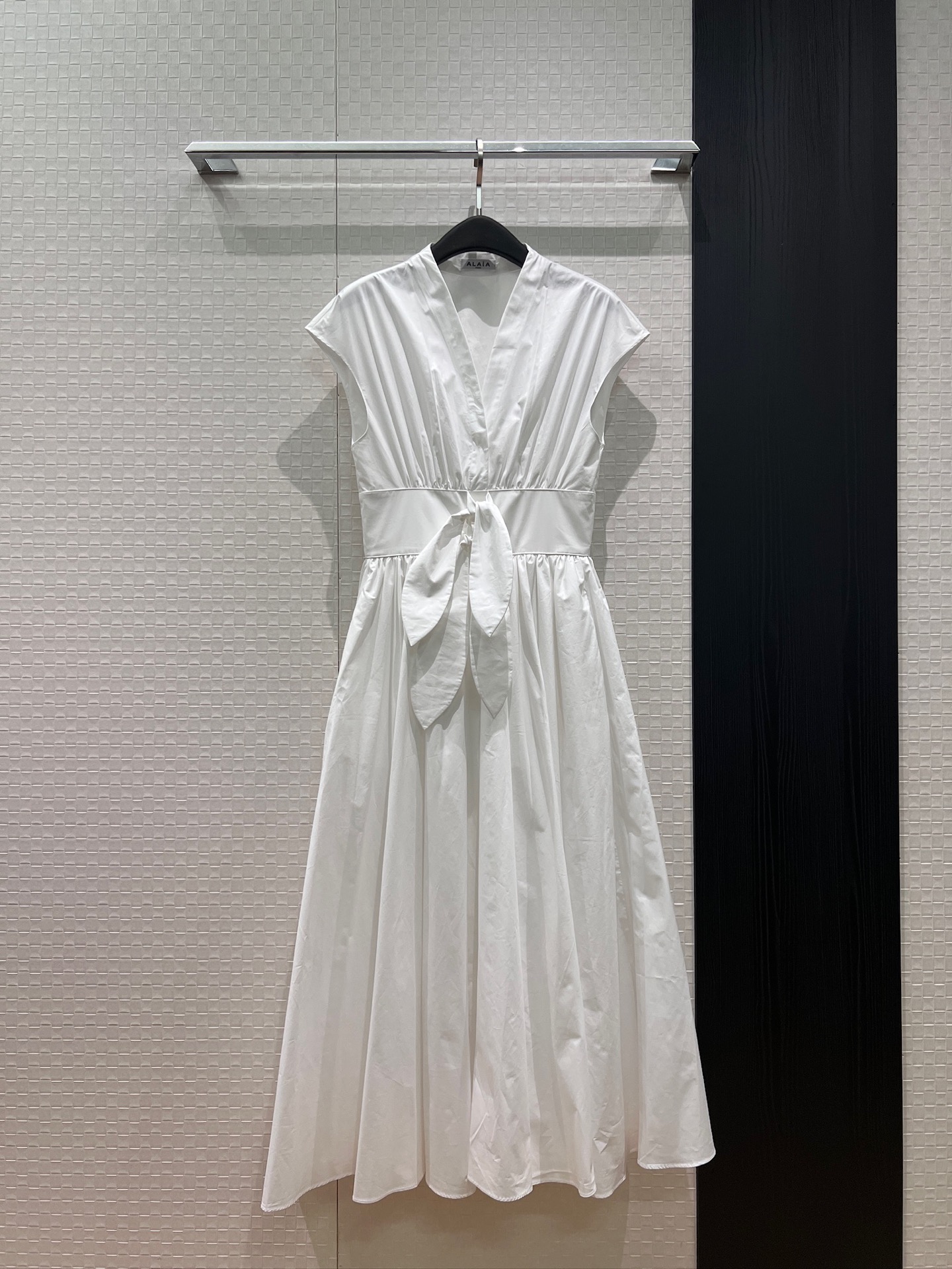 NO:907062,New style Chongchong alaia, French romance, waist bow decorative design, waist deep V-neck drop shoulder sleeve dress, cotton poplin, A-line long skirt, elegant and artistic, pockets on both sides, elegant and age-reducing, dark blue and white SML,,alaia,skirts,19860909新款冲冲alaia 法式浪漫 腰部蝴蝶结装饰设计 束腰深V领落肩袖连衣裙棉质府绸 A字大摆长裙 优雅文艺 两侧有口袋气质减龄 深蓝白色 SML,,alaia,skirts,,Women's clothing