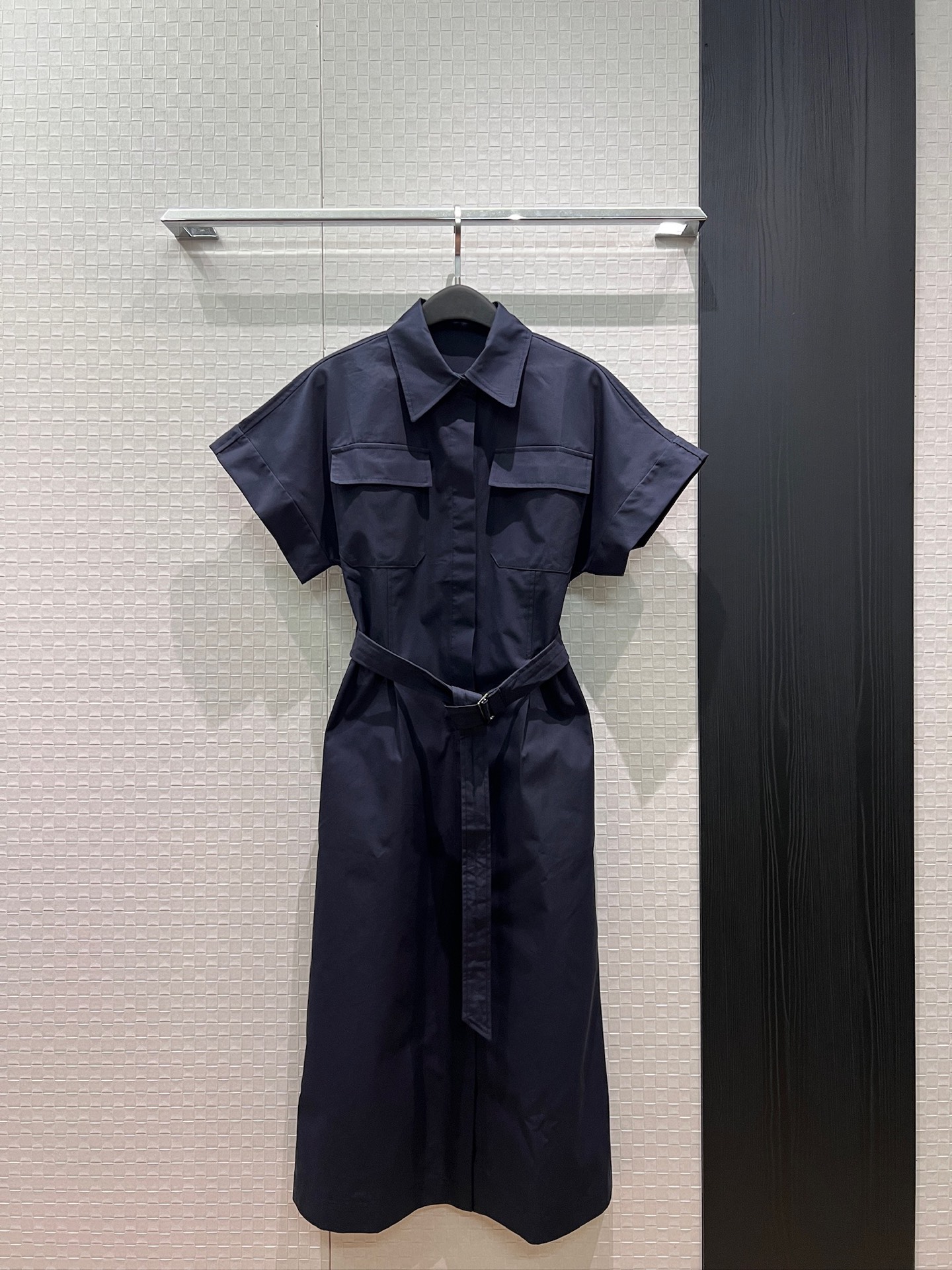 NO:907047,New style dress with lapel, dropped shoulders and wide sleeves. Work style chest pocket decoration. Belt to slim the waist. Pocket button design on both sides. Slit skirt. Reduce age when commuting. Dark blue khaki SML l,,skirts,19860909新款来袭翻领落肩宽袖连衣裙 工装风胸前口袋装饰系腰带收腰显瘦 两侧口袋排扣设计 开叉裙摆 通勤减龄 深蓝卡其 SML l,,skirts,,Women's clothing
