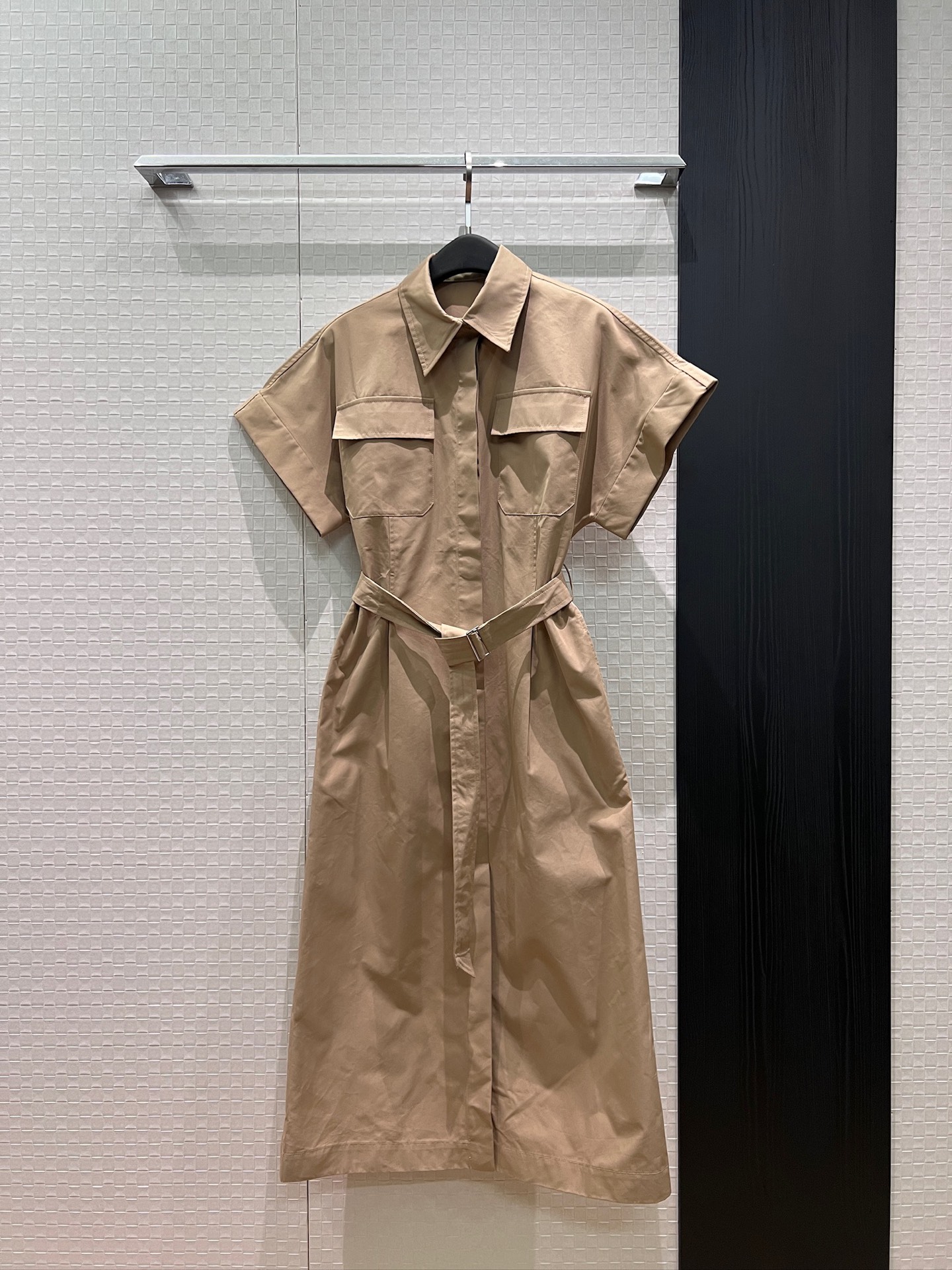 NO:907079,New style dress with lapel, dropped shoulders and wide sleeves. Work style chest pocket decoration. Belt to slim the waist. Pocket button design on both sides. Slit skirt. Reduce age when commuting. Dark blue khaki SML,,skirts,19860909新款来袭翻领落肩宽袖连衣裙 工装风胸前口袋装饰系腰带收腰显瘦 两侧口袋排扣设计 开叉裙摆 通勤减龄 深蓝卡其 SML,,skirts,,Women's clothing