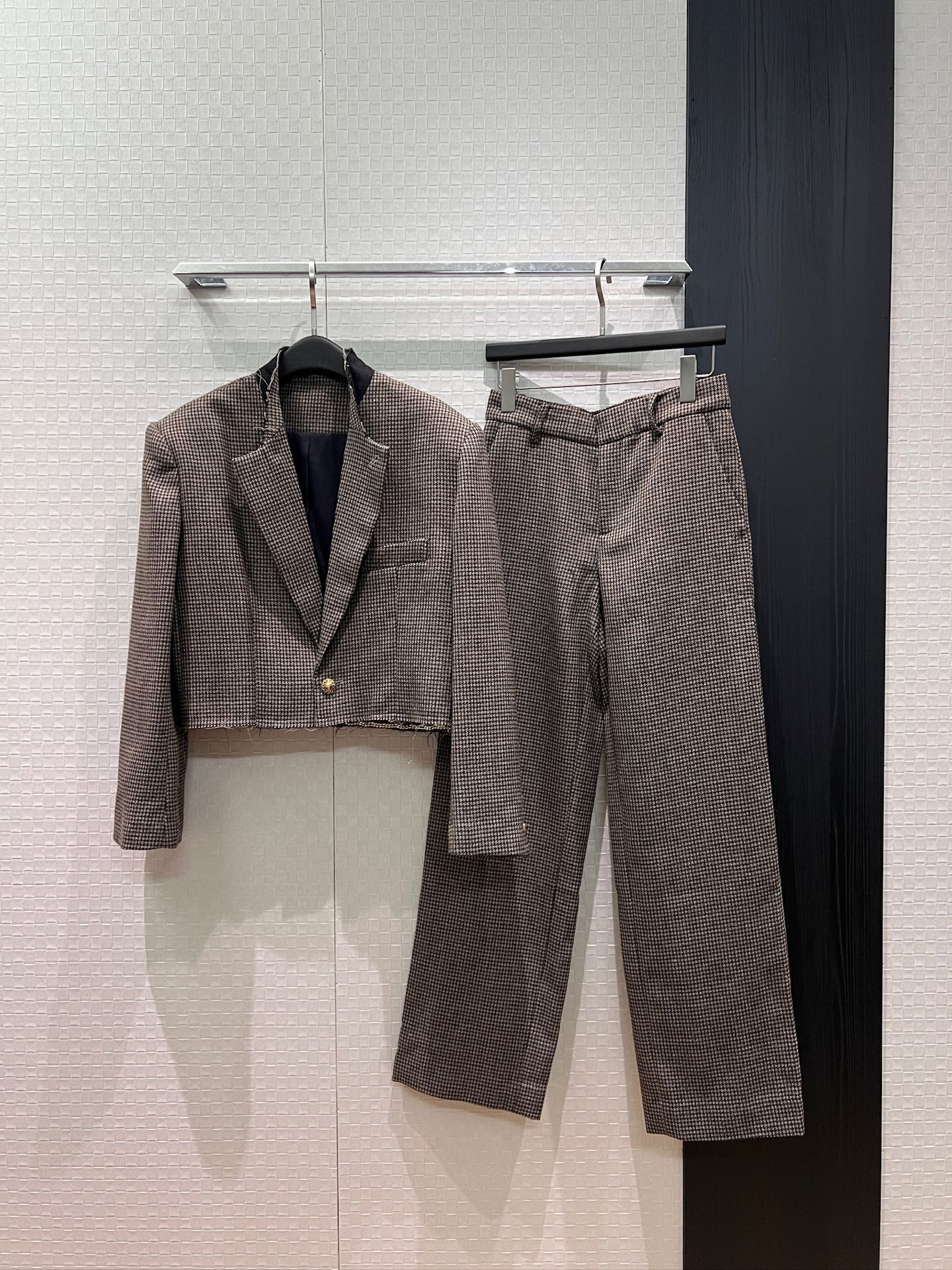 NO:908133,Jacket and trousers new show, the same style as Jennie star Gui Lunmei, houndstooth small stand-up collar wool short coat, double C ear houndstooth straight trousers, raw edge hem design, metal chain splicing molded hardware accessories SML,,jackets & coats,19860909外套 裤子新款秀场 桂纶镁Jennie明星同款 千鸟格小立领羊毛短款外套双C耳仔千鸟格直筒西裤 毛边下摆设计 金属链条拼接开模五金配件 SML,,jackets & coats,,Women's clothing