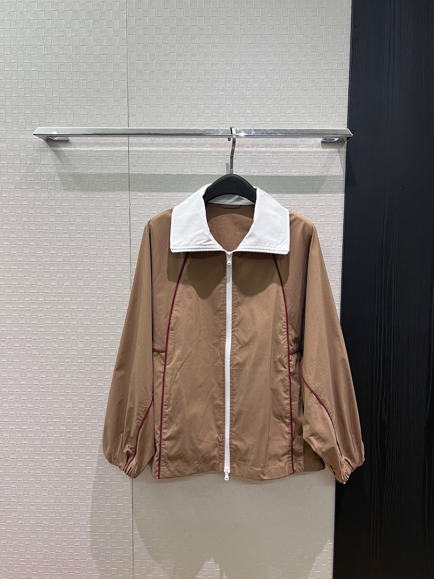 NO:908120,New loose-fitting jacket with contrasting color splicing design, cuffs and drawstrings at the hem, fashionable and cool, age-reducing casual brown color, white SML,,jackets & coats,19860909新款撞色拼接设计宽松外套 袖口束口 下摆可抽绳收腰时尚甜酷 减龄休闲咖色白色 SML,,jackets & coats,,Women's clothing