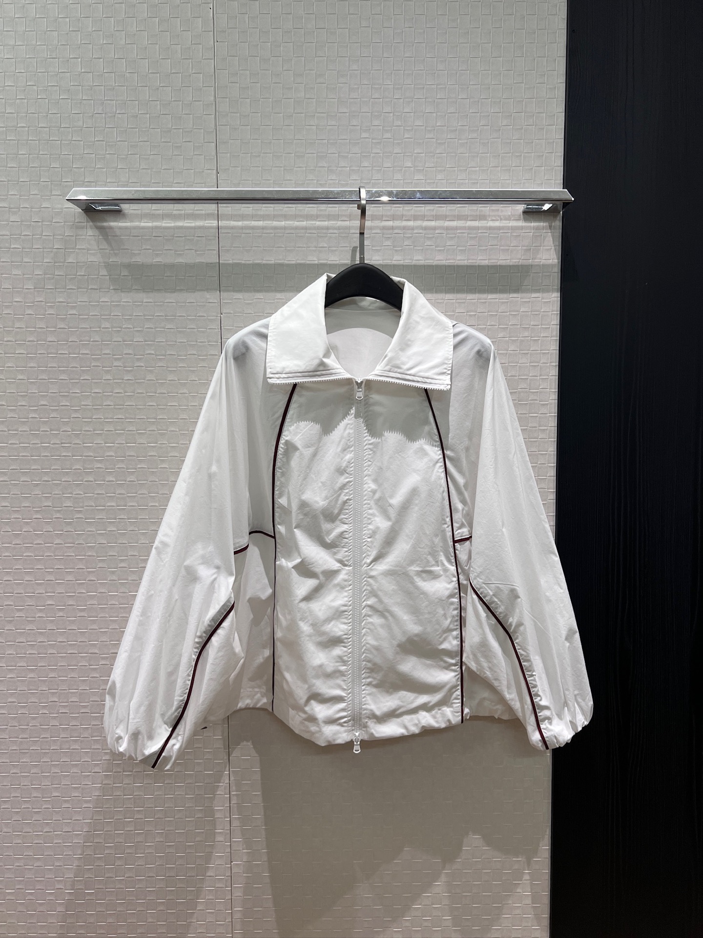 NO:908110,New loose-fitting jacket with contrasting color splicing design, cuffs and drawstrings at the hem, fashionable and cool, age-reducing casual brown color, white SML,,jackets & coats,19860909新款撞色拼接设计宽松外套 袖口束口 下摆可抽绳收腰时尚甜酷 减龄休闲咖色白色 SML,,jackets & coats,,Women's clothing