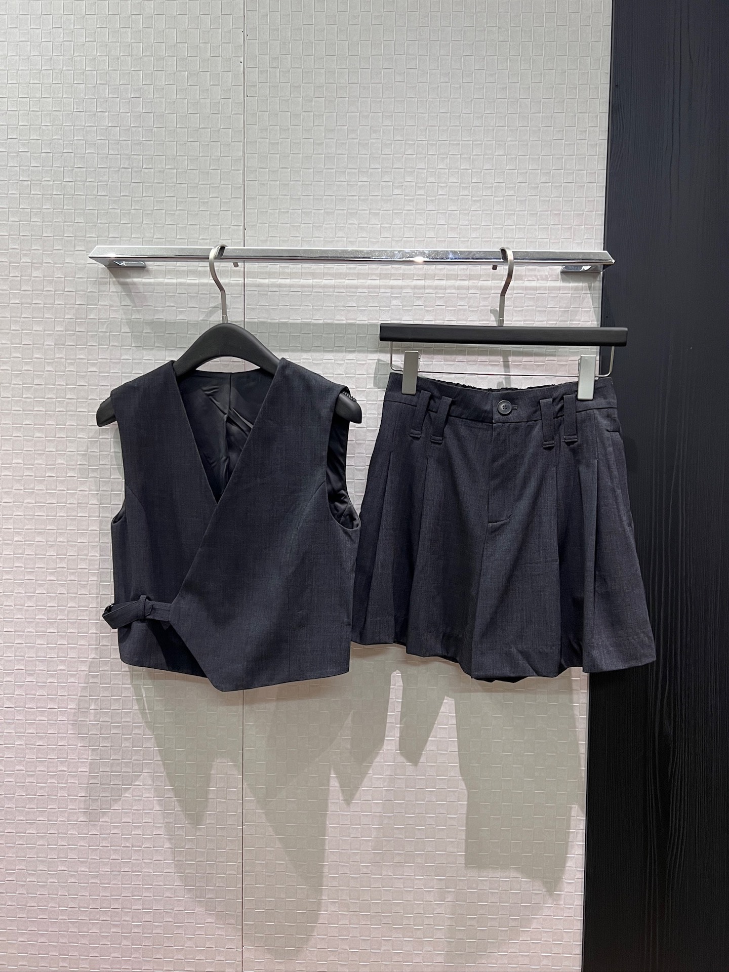 NO:908102,New coming bc suit V-neck lace-up vest top elastic waist wide leg suit shorts wool blend fashionable and handsome dark gray coffee color SML l,,shorts,business suit,19860909新款来袭bc套装 V领系带马甲上衣松紧腰阔腿西装短裤 羊毛混纺时髦帅气 深灰咖色 SML l,,shorts,business suit,,Women's clothing