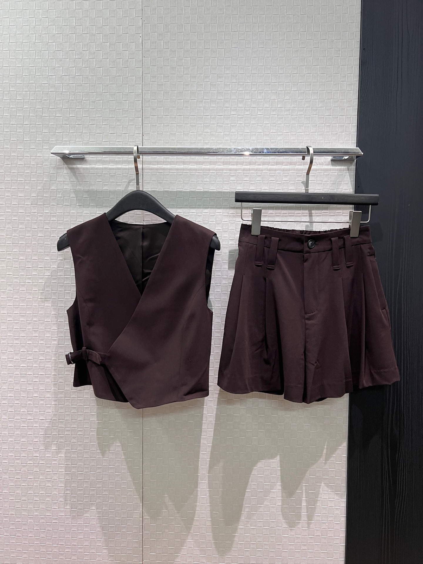 NO:908094,New coming bc suit V-neck lace-up vest top elastic waist wide leg suit shorts wool blend fashionable and handsome dark gray brown SML,,shorts,business suit,19860909新款来袭bc套装 V领系带马甲上衣松紧腰阔腿西装短裤 羊毛混纺时髦帅气 深灰咖色 SML,,shorts,business suit,,Women's clothing