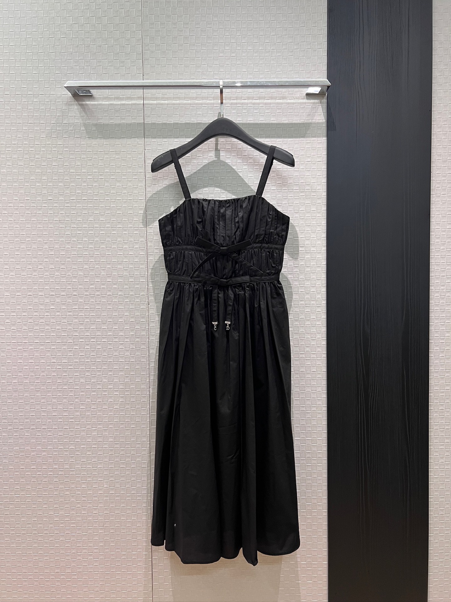 NO:908086,New CD bow decoration, strapless tube top dress, long skirt holiday style, essential seaside item with pockets on both sides, elegant and age-reducing, black and white, S-XL,,skirts,19860909新款CD蝴蝶结装饰 吊带抹胸连衣裙 长裙度假风 海边必备单品两侧有口袋 优雅减龄 黑色白色 S-XL,,skirts,,Women's clothing