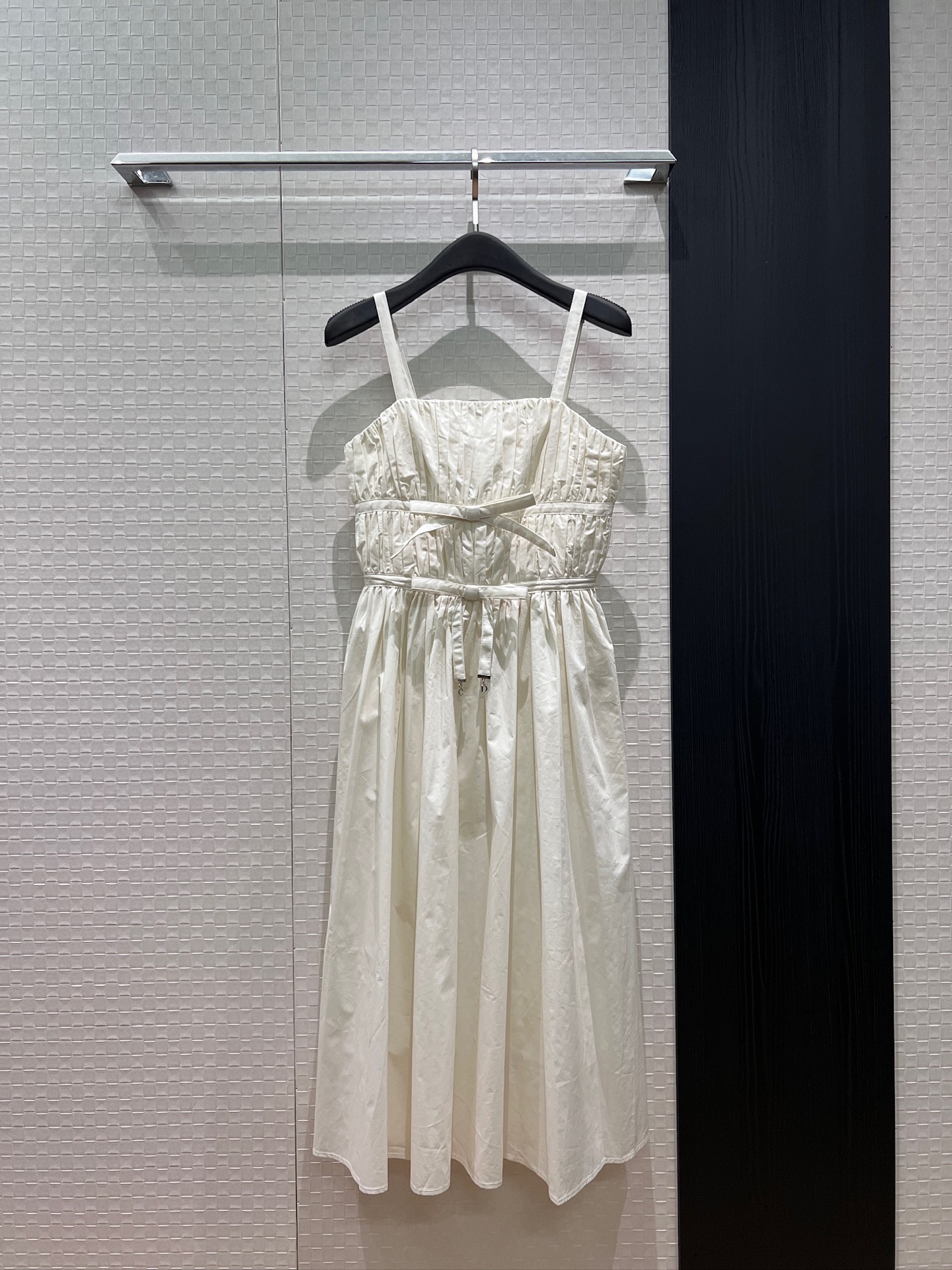 NO:908080,New CD bow decoration, strapless tube top dress, long skirt holiday style, essential seaside item with pockets on both sides, elegant and age-reducing, black and white, S-XL,,skirts,19860909新款CD蝴蝶结装饰 吊带抹胸连衣裙 长裙度假风 海边必备单品两侧有口袋 优雅减龄 黑色白色 S-XL,,skirts,,Women's clothing