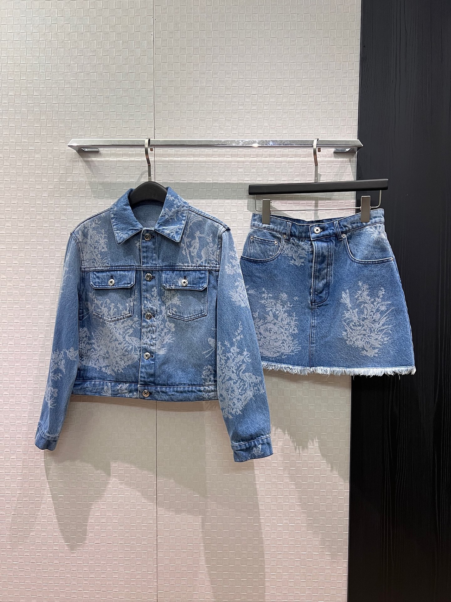 NO:931703,Jacket, skirt, new retro positioning laser printed denim jacket, washed laser printed denim raw edge skirt, hardware molding, small leather label with logo on the back, fashionable and casual, versatile in personality, S-XL,,skirts,jackets & coats,19860909外套 半裙新款复古定位激光印花牛仔外套洗水激光印花牛仔毛边半裙五金开模 背后logo小皮标 时尚休闲 个性百搭 S-XL,,skirts,jackets & coats,,Women's clothing