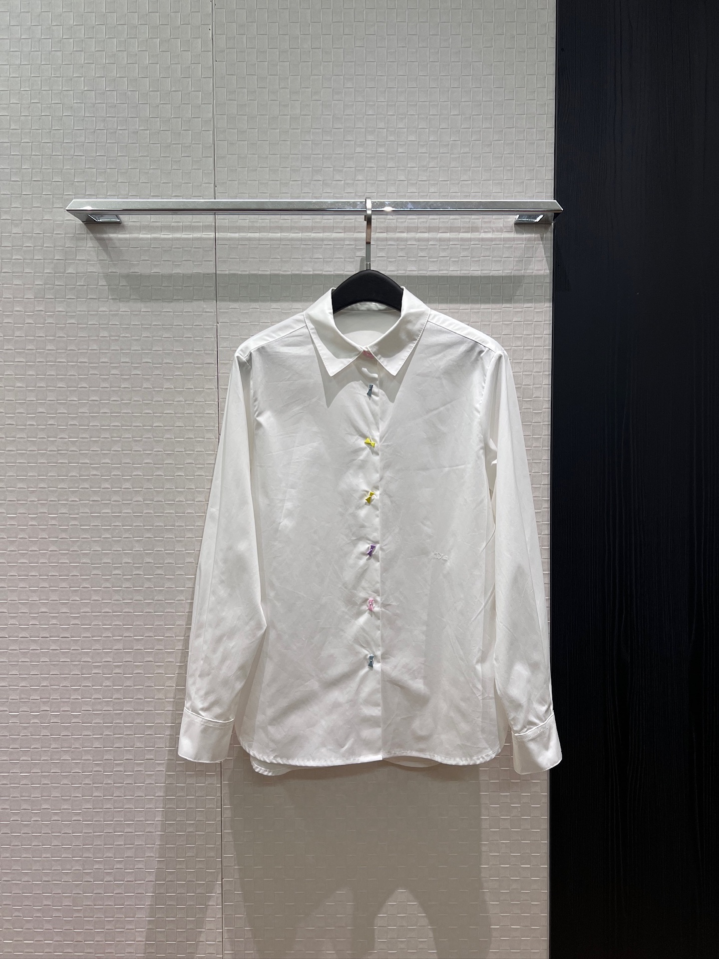 NO:923334,New model for early autumn with macaron bow buckle decoration. White shirt is loose and casual. Versatile for all ages. Hem is short in front and long in back. S-XL,,19860909早秋新款开模马卡龙蝴蝶结扣装饰 白色衬衣宽松休闲 减龄百搭 下摆前短后长S-XL,,,Women's clothing