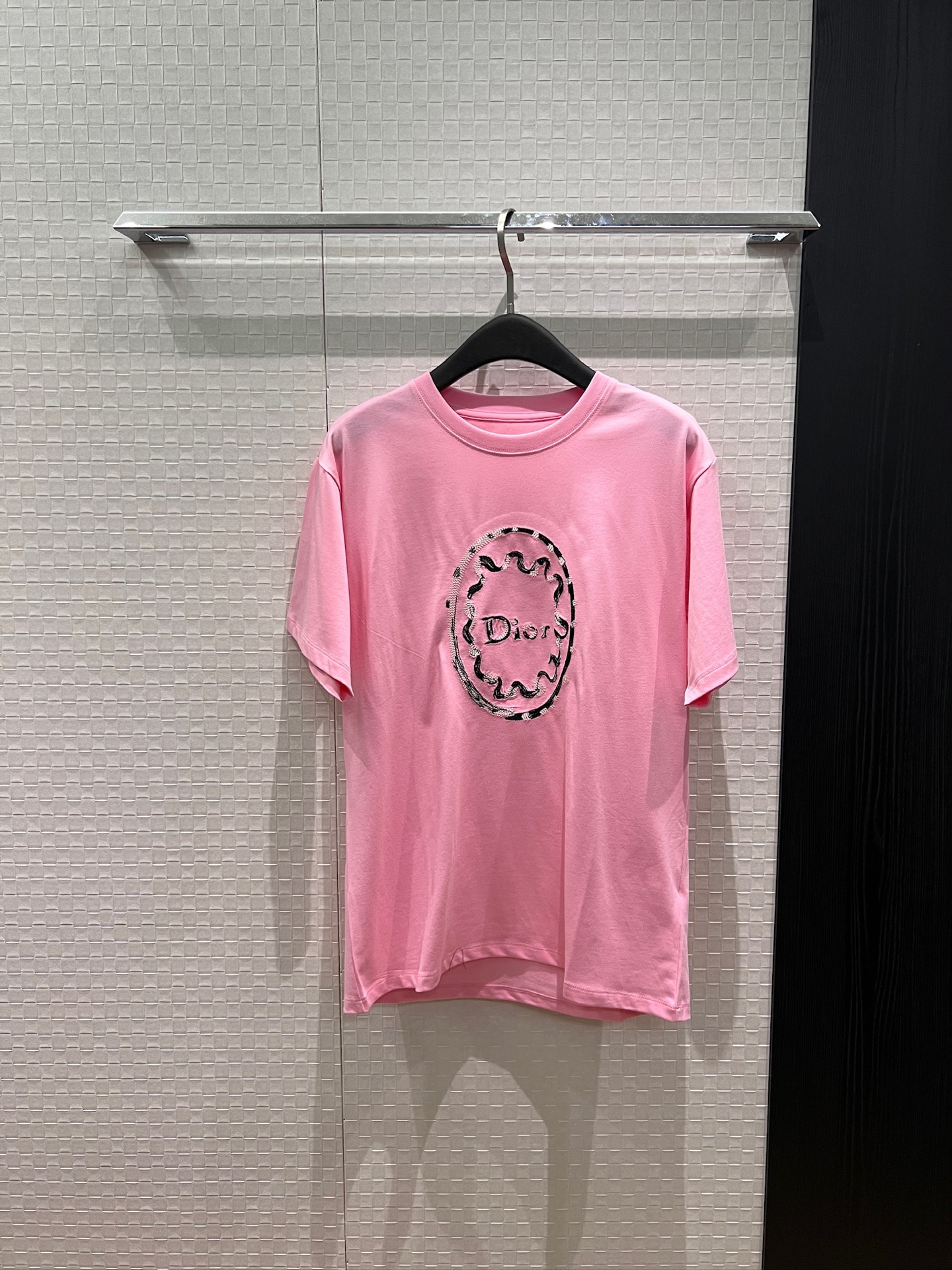NO:956130,New heavy industry embroidered logo pattern T-shirt, exquisite and age-reducing, versatile and casual, dark blue and pink SML,,tees,t-shirt,19860909新款重工刺绣logo花纹T恤 精致减龄 百搭休闲深蓝粉色 SML,,tees，t-shirt,,Women's clothing