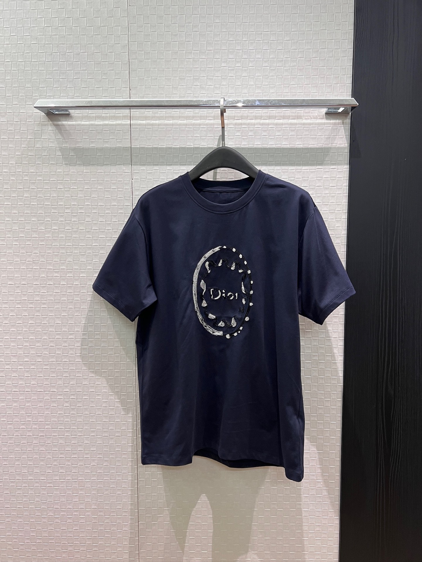 NO:956141,New heavy industry embroidered logo pattern T-shirt, exquisite and age-reducing, versatile and casual, dark blue and pink SML,,tees,t-shirt,19860909新款重工刺绣logo花纹T恤 精致减龄 百搭休闲深蓝粉色 SML,,tees，t-shirt,,Women's clothing