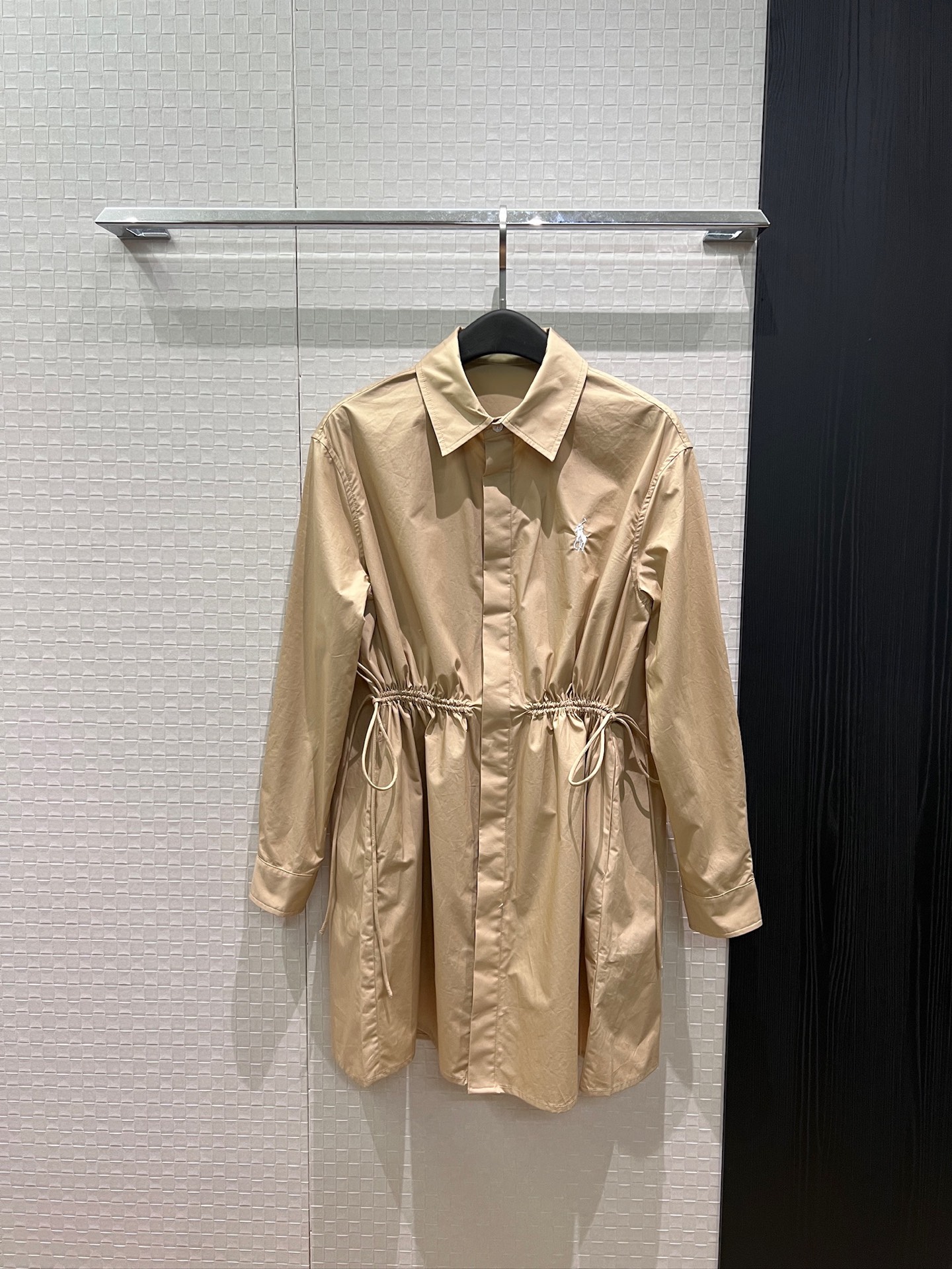 NO:908864,New Raff classic embroidered pony logo, lapel long-sleeved shirt dress, loose dress with drawstring waist design, pockets on both sides for loose and casual, must-have for age reduction, khaki white SML,,skirts,19860909新款拉夫经典刺绣小马logo徽标 翻领长袖衬衣裙 宽松连衣裙腰部抽绳收腰设计 两边有口袋宽松休闲 减龄必备 卡其白色 SML,,skirts,,Women's clothing
