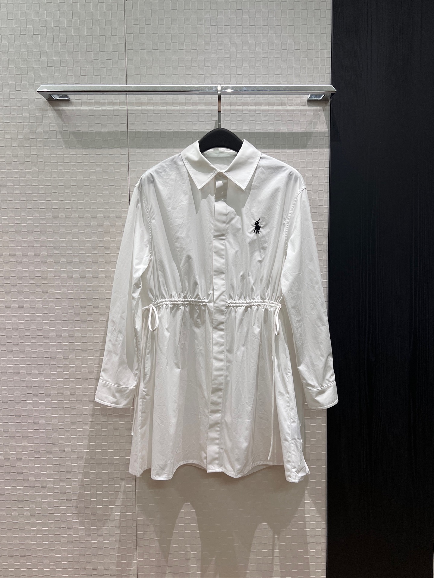 NO:908855,New Raff classic embroidered pony logo, lapel long-sleeved shirt dress, loose dress with drawstring waist design, pockets on both sides for loose and casual, must-have for age reduction, khaki white SML,,skirts,19860909新款拉夫经典刺绣小马logo徽标 翻领长袖衬衣裙 宽松连衣裙腰部抽绳收腰设计 两边有口袋宽松休闲 减龄必备 卡其白色 SML,,skirts,,Women's clothing