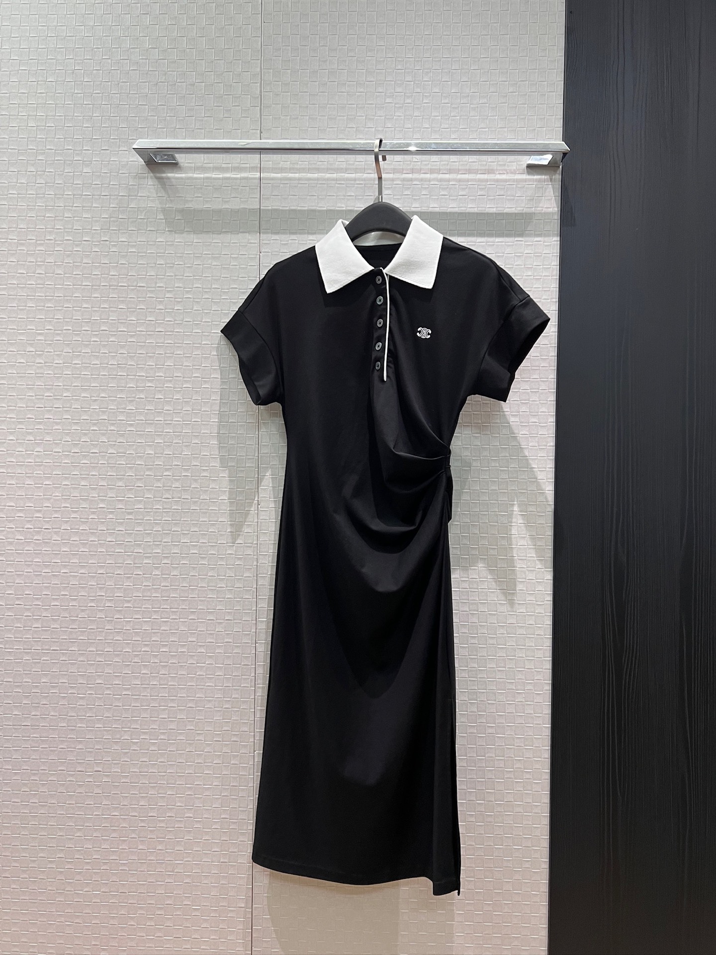 NO:908847,New style Arc de Triomphe logo embroidered on the chest, pleated dress with dropped shoulder sleeves, lapel polo skirt designed with pleated waist to cover the flesh, slit skirt, slim fit, elegant and commuting black and white SML,,skirts,19860909新款胸前刺绣凯旋门logo 拼接落肩袖褶皱连衣裙 翻领polo裙设计皱褶收腰遮肉 裙摆开叉 修身显瘦 气质通勤黑色白色 SML,,skirts,,Women's clothing