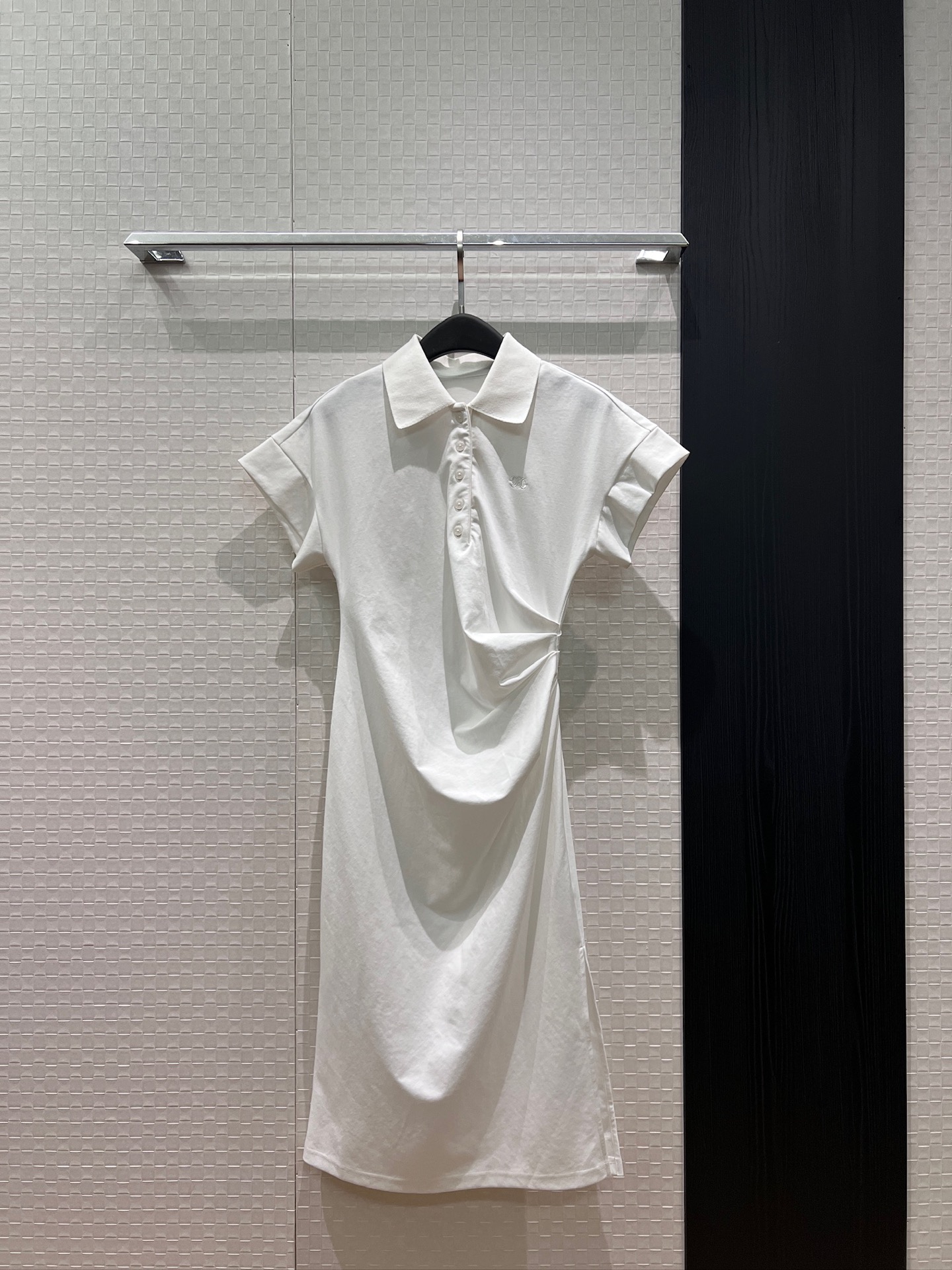 NO:908837,New style Arc de Triomphe logo embroidered on the chest, pleated dress with dropped shoulder sleeves, lapel polo skirt designed with pleated waist to cover the flesh, slit skirt, slim fit, elegant and commuting black and white SML,,skirts,19860909新款胸前刺绣凯旋门logo 拼接落肩袖褶皱连衣裙 翻领polo裙设计皱褶收腰遮肉 裙摆开叉 修身显瘦 气质通勤黑色白色 SML,,skirts,,Women's clothing