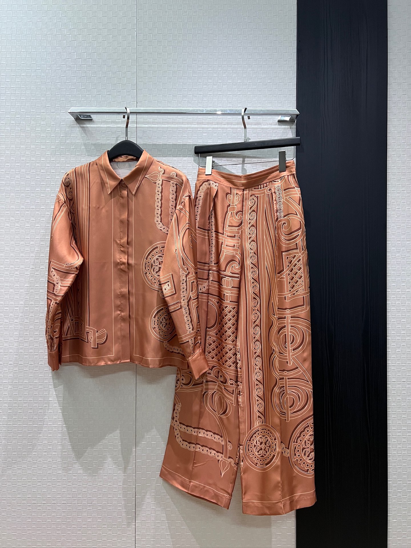 NO:908832,Shirts and trousers, new positioning striped printed silk twill shirt, positioning flower silk wide-leg pants, fashionable and versatile, with a lazy temperament, elastic splicing at the back waist, can be worn as a set or separately S-XL,,real silk,19860909衬衣 裤子新款定位条纹印花真丝斜纹衬衣定位花真丝阔腿裤 时尚百搭 气质慵懒 后腰拼接松紧 可一套或分开搭 S-XL,,real silk,,Women's clothing