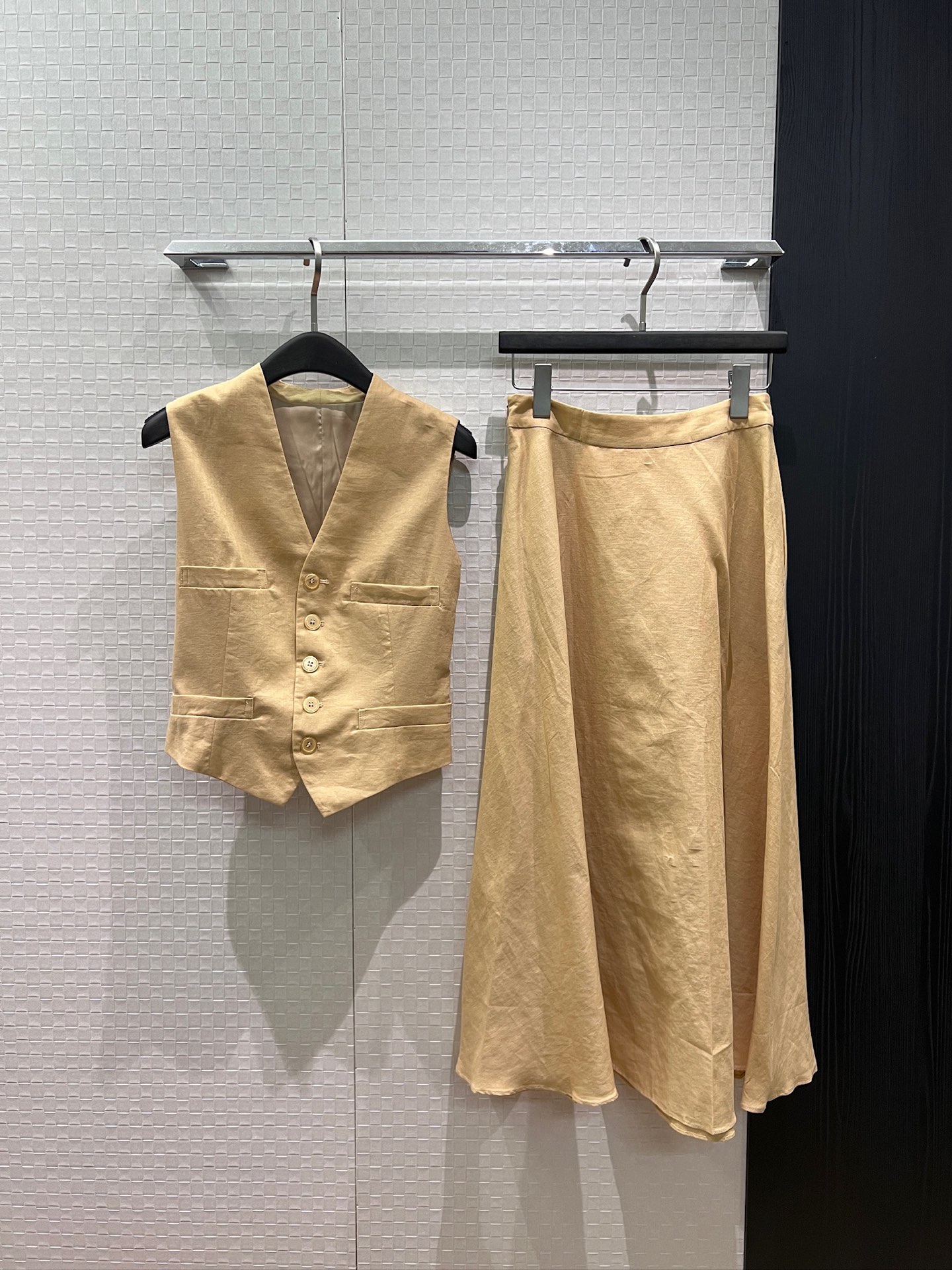 NO:908827,Vest, skirt, new linen spliced ​​satin V-neck vest, minimalist A-line long skirt, old money style, pockets on both sides, fashionable and lazy, casual commuting SML,,skirts,19860909马甲 半裙新款亚麻拼接缎面V领马甲极简A字大摆长半裙 老钱风 两侧有口袋 时尚慵懒 休闲通勤SML,,skirts,,Women's clothing