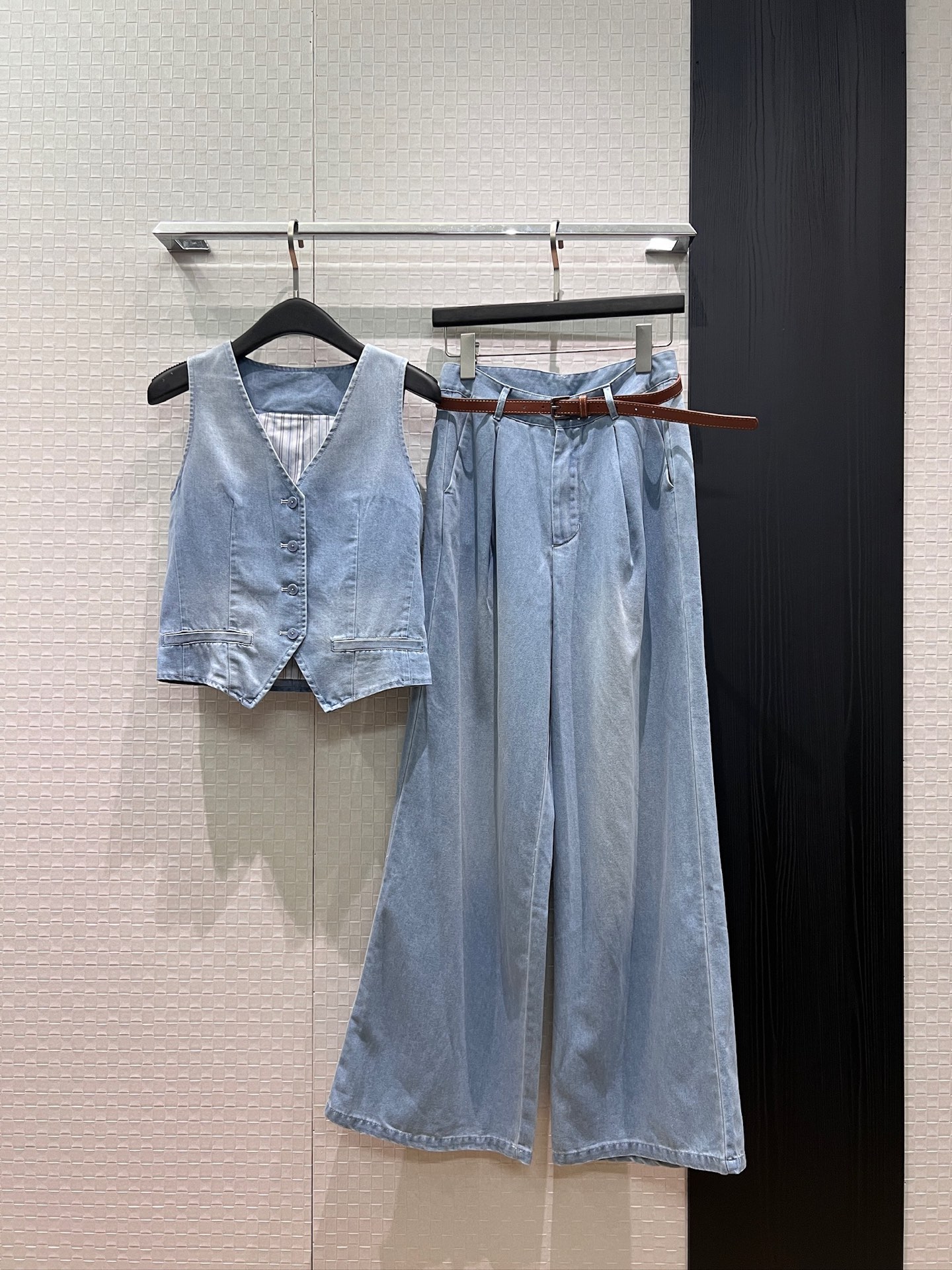 NO:909479,Vest, trousers, new old money style series, washed denim V-neck vest, washed denim wide-leg pants, delivery belt decoration, lazy and handsome, fashionable commuting, vacation and leisure, slim and slim, can be worn with the same denim shirt SML,,19860909马甲 裤子新款老钱风系列 洗水牛仔V领马甲洗水牛仔阔腿裤配送腰带装饰 慵懒帅气 时尚通勤 度假休闲 修身显瘦 可搭同款牛仔衬衣 SML,,,Women's clothing