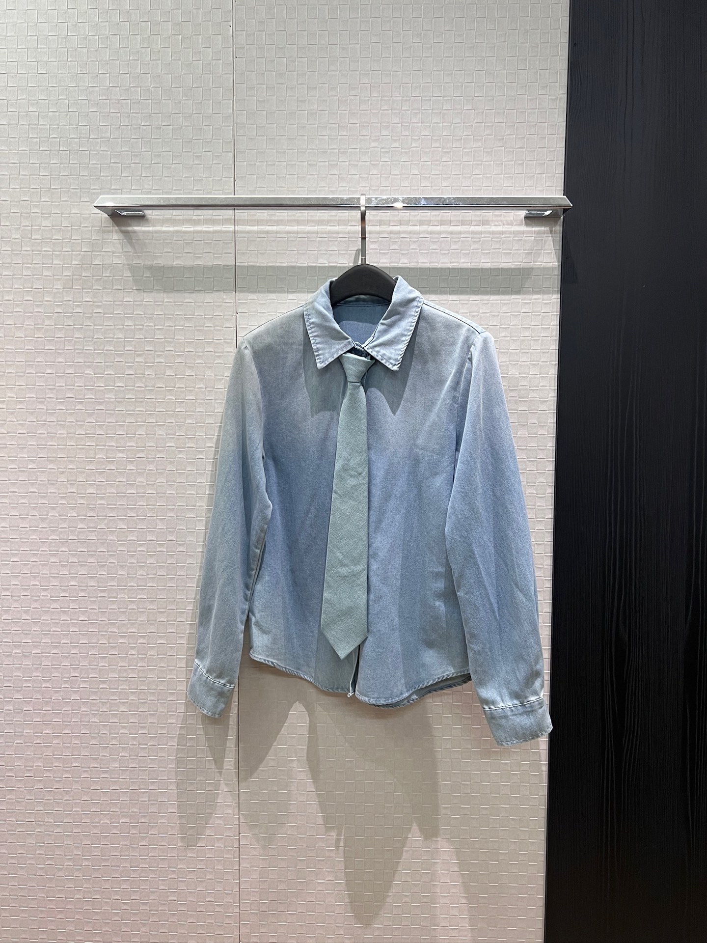 NO:909467,New gradient washed denim shirt. Comes with a tie for decoration. Fashionable and casual. Handsome and versatile, can be matched with the same style of denim wide-leg pants. A must-have for old money style. SML,,ties,19860909新款渐变洗水牛仔衬衣 配送领带装饰时尚休闲 帅气百搭可搭同款牛仔阔腿裤 老钱风必备 SML,,ties,,Women's clothing