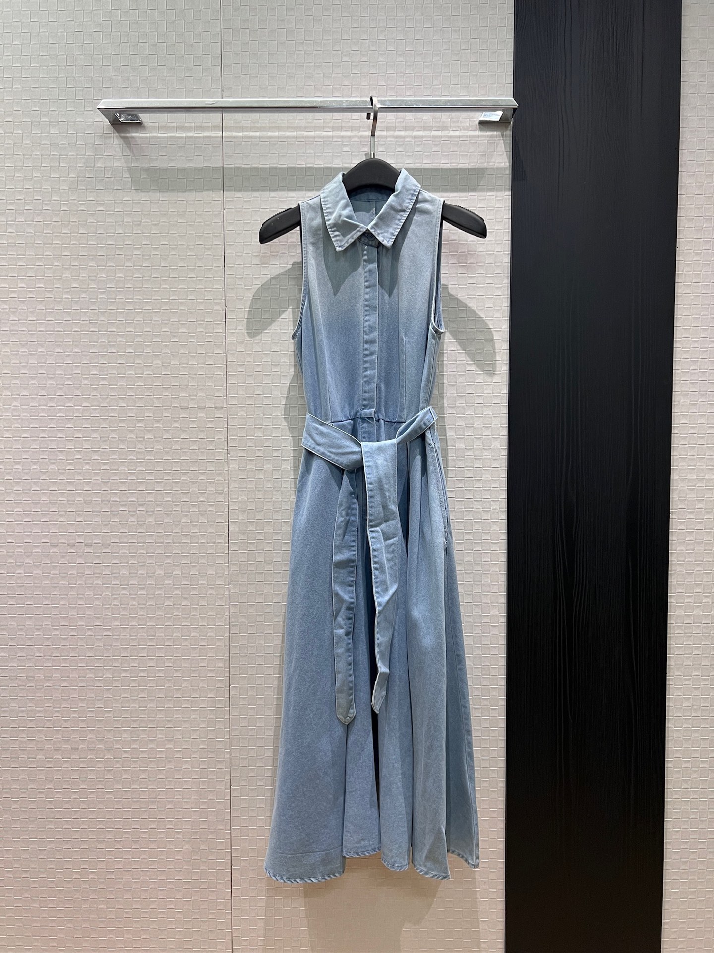 NO:909455,New gradient washed lapel vest, sleeveless halterneck denim dress, long skirt with a belt to tighten the waist, pockets on both sides, temperament to reduce age, holiday elegance SML,,skirts,19860909新款渐变洗水翻领背心无袖挂脖牛仔连衣裙 长裙系腰带收腰 两侧有口袋气质减龄 度假优雅 SML,,skirts,,Women's clothing