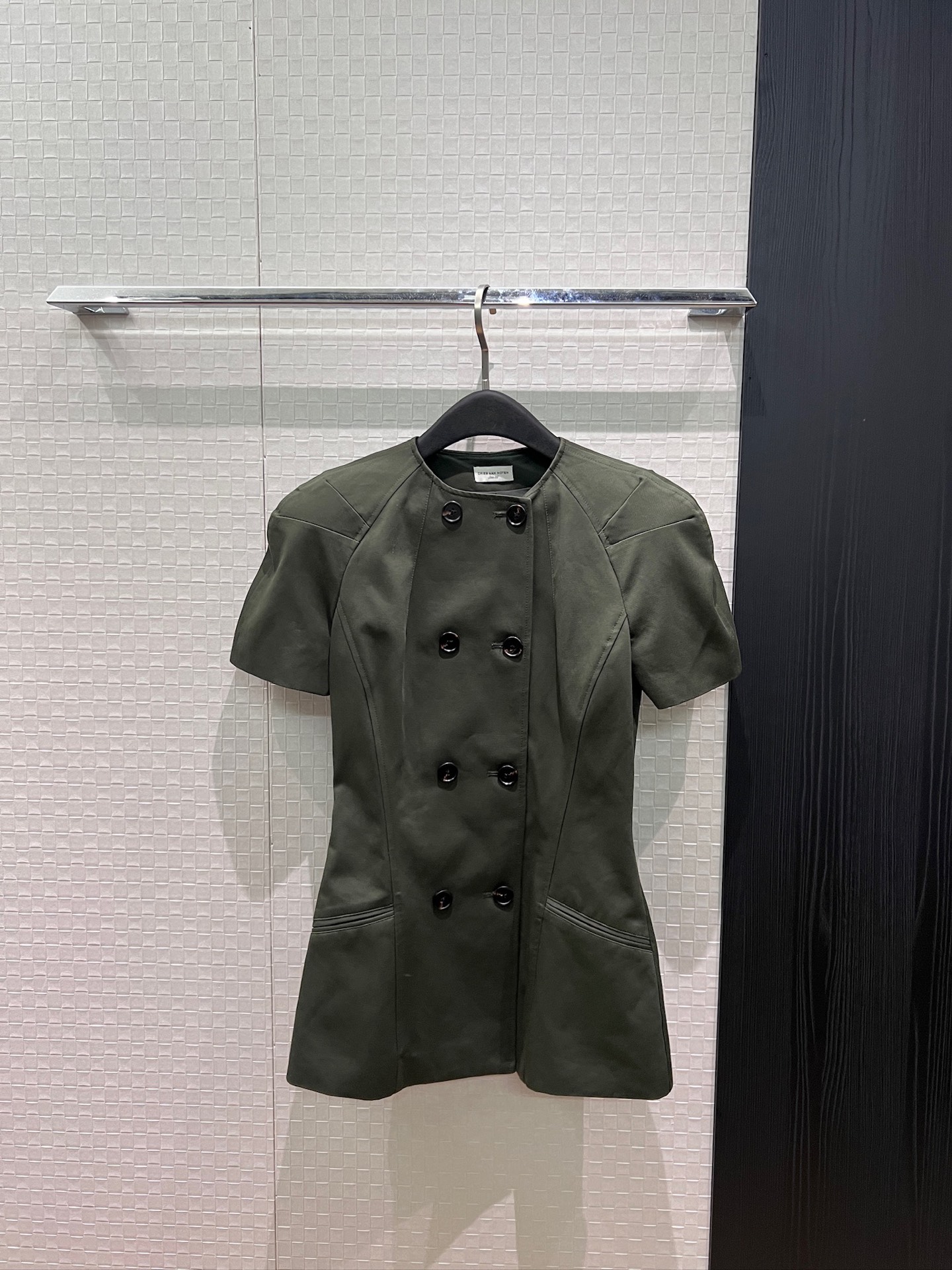 NO:911585,Early autumn new model Dries Van Noten super retro double-breasted waisted jacket with round neck and shoulder pad design and pockets on both sides. Fashionable for commuting. Versatile temperament. Dark green khaki SML,,jackets & coats,19860909早秋新款Dries Van Noten 超复古双排扣收腰外套上衣 圆领垫肩设计两侧口袋 时尚通勤 气质百搭 墨绿卡其 SML,,jackets & coats,,Women's clothing