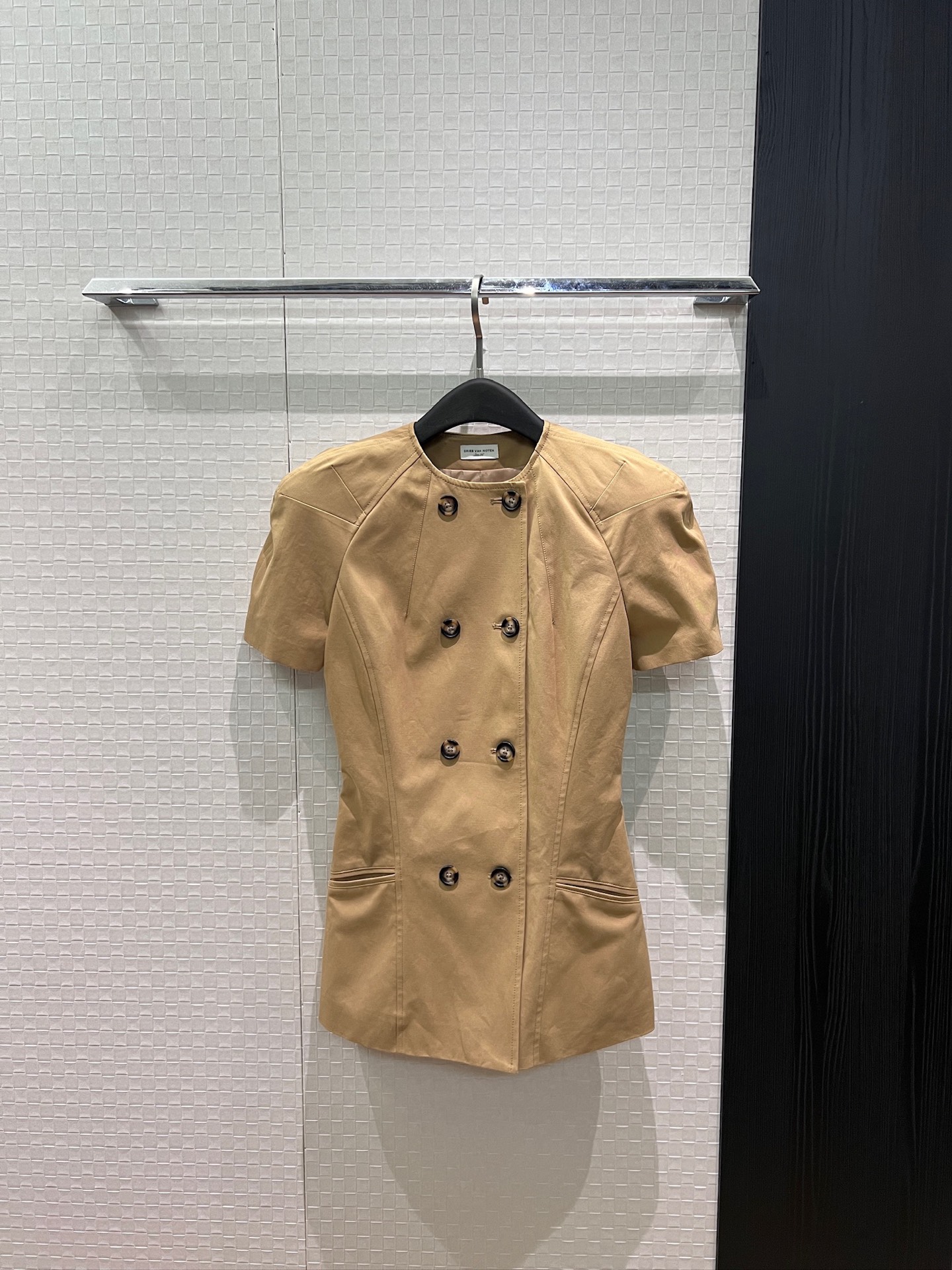 NO:911576,Early autumn new model Dries Van Noten super retro double-breasted waisted jacket with round neck and shoulder pad design and pockets on both sides. Fashionable for commuting. Versatile temperament. Dark green khaki SML,,jackets & coats,19860909早秋新款Dries Van Noten 超复古双排扣收腰外套上衣 圆领垫肩设计两侧口袋 时尚通勤 气质百搭 墨绿卡其 SML,,jackets & coats,,Women's clothing