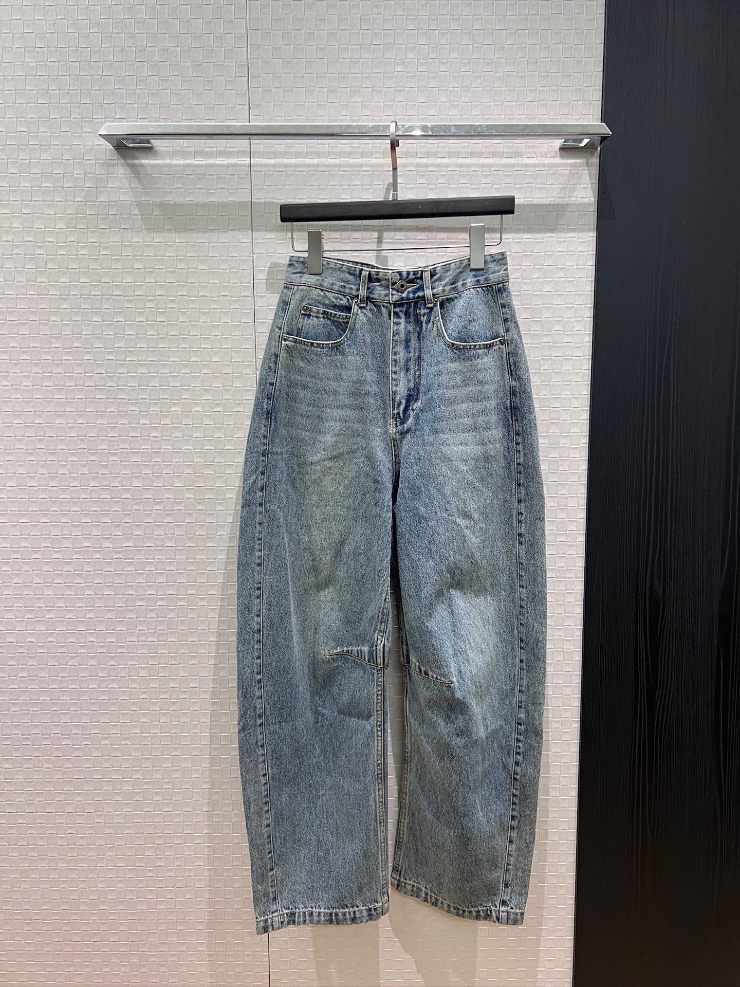 NO:909437,Newly recommended classic logo badge embroidered on the back pocket, washed vintage blue scimitar pants, denim wide-leg pants with molded leather label, casual and loose, essential for age reduction SML,,19860909新款推荐后口袋刺绣经典logo徽章 洗水复古蓝弯刀裤 牛仔阔腿裤开模皮标 休闲宽松 减龄必备 SML,,,Women's clothing