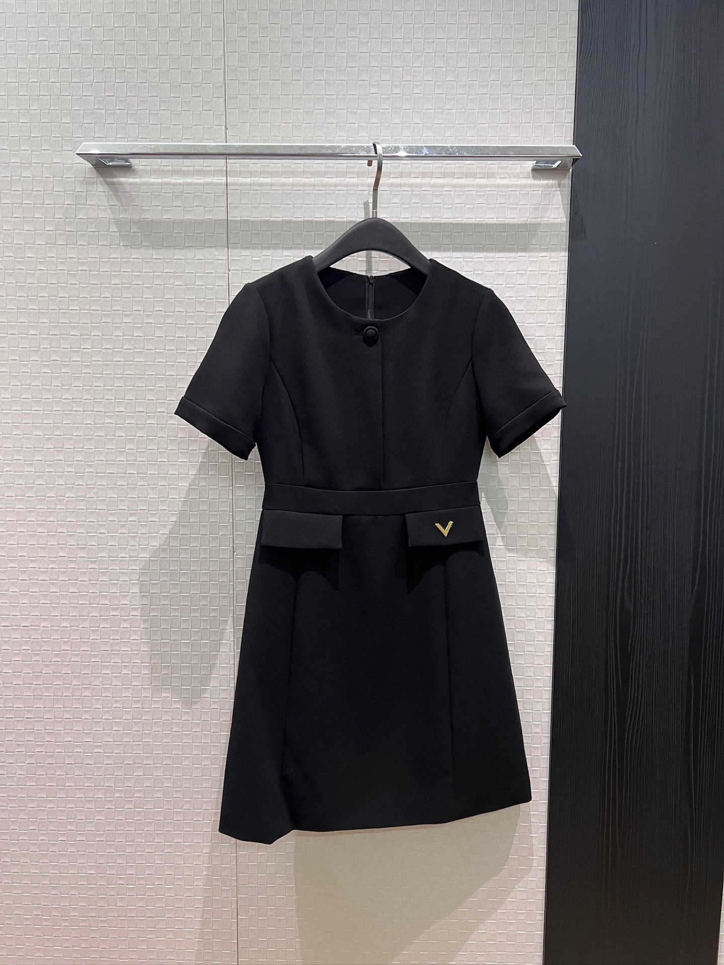 NO:910054,New French romantic round neck short-sleeved dress with V metal logo decoration, three-dimensional tailoring and waist slimming, slimming temperament for commuting, black and white S-XL,,skirts,T-shirt,19860909新款法式浪漫圆领短袖连衣裙V金属logo装饰 立体剪裁收腰 修身显瘦气质通勤 黑色白色 S-XL,,skirts,T-shirt,,Women's clothing