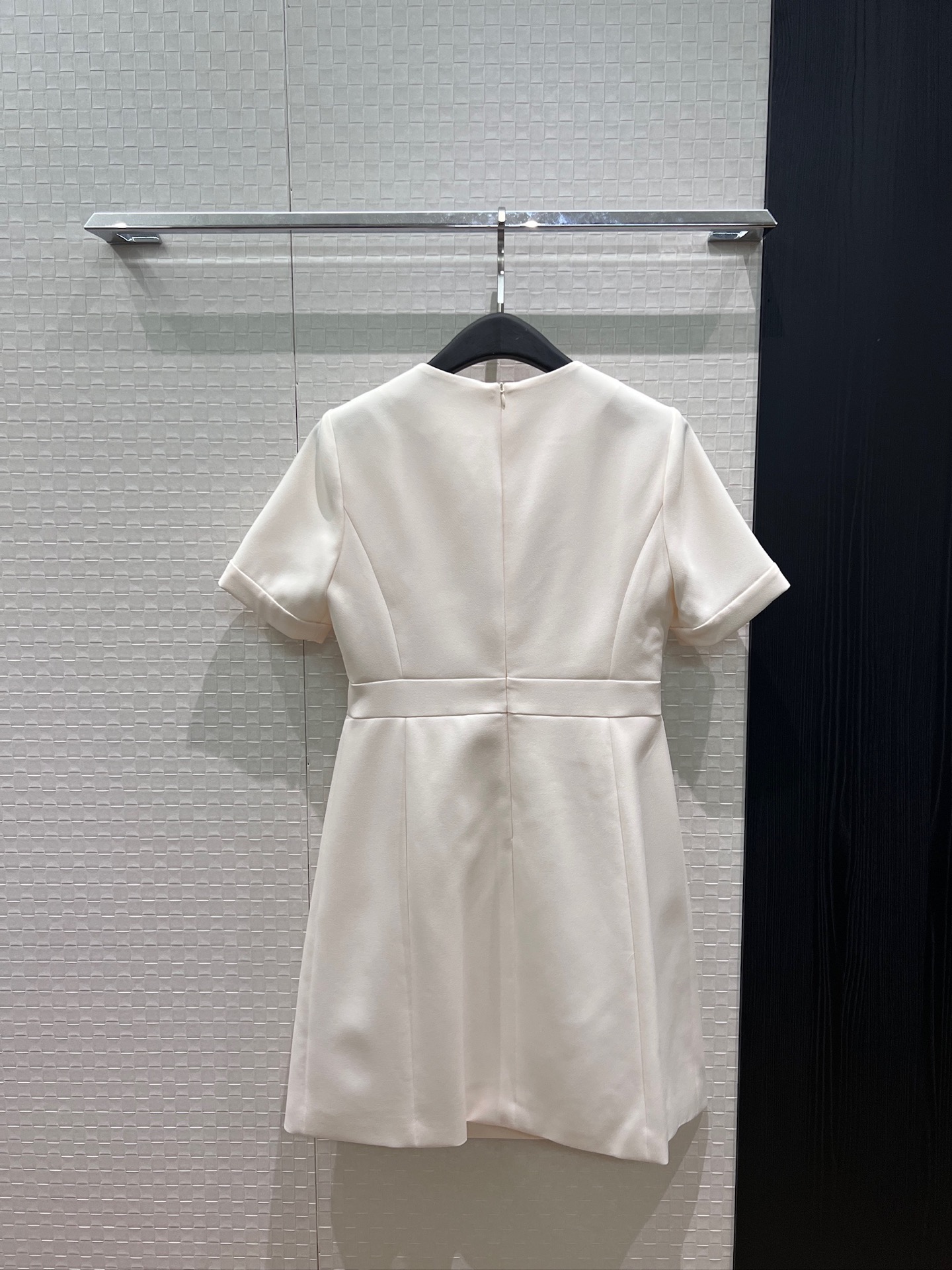 NO:910044,New French romantic round neck short-sleeved dress with V metal logo decoration, three-dimensional tailoring and waist slimming, slimming temperament for commuting, black and white S-XL,,skirts,T-shirt,19860909新款法式浪漫圆领短袖连衣裙V金属logo装饰 立体剪裁收腰 修身显瘦气质通勤 黑色白色 S-XL,,skirts,T-shirt,,Women's clothing