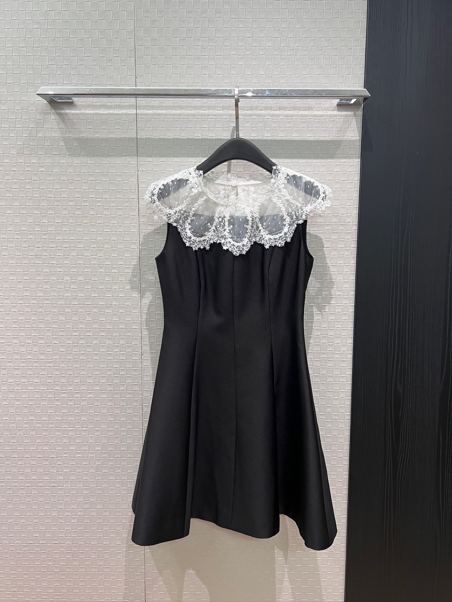 NO:910035,New custom-made lace splicing sleeveless dress, positioning lace, see-through waist, slimming, elegant socialite, exquisite age-reducing black and white S-XL,,skirts,19860909新款定制蕾丝拼接无袖连衣裙 定位花边透视收腰显瘦 优雅名媛 精致减龄黑色白色 S-XL,,skirts,,Women's clothing