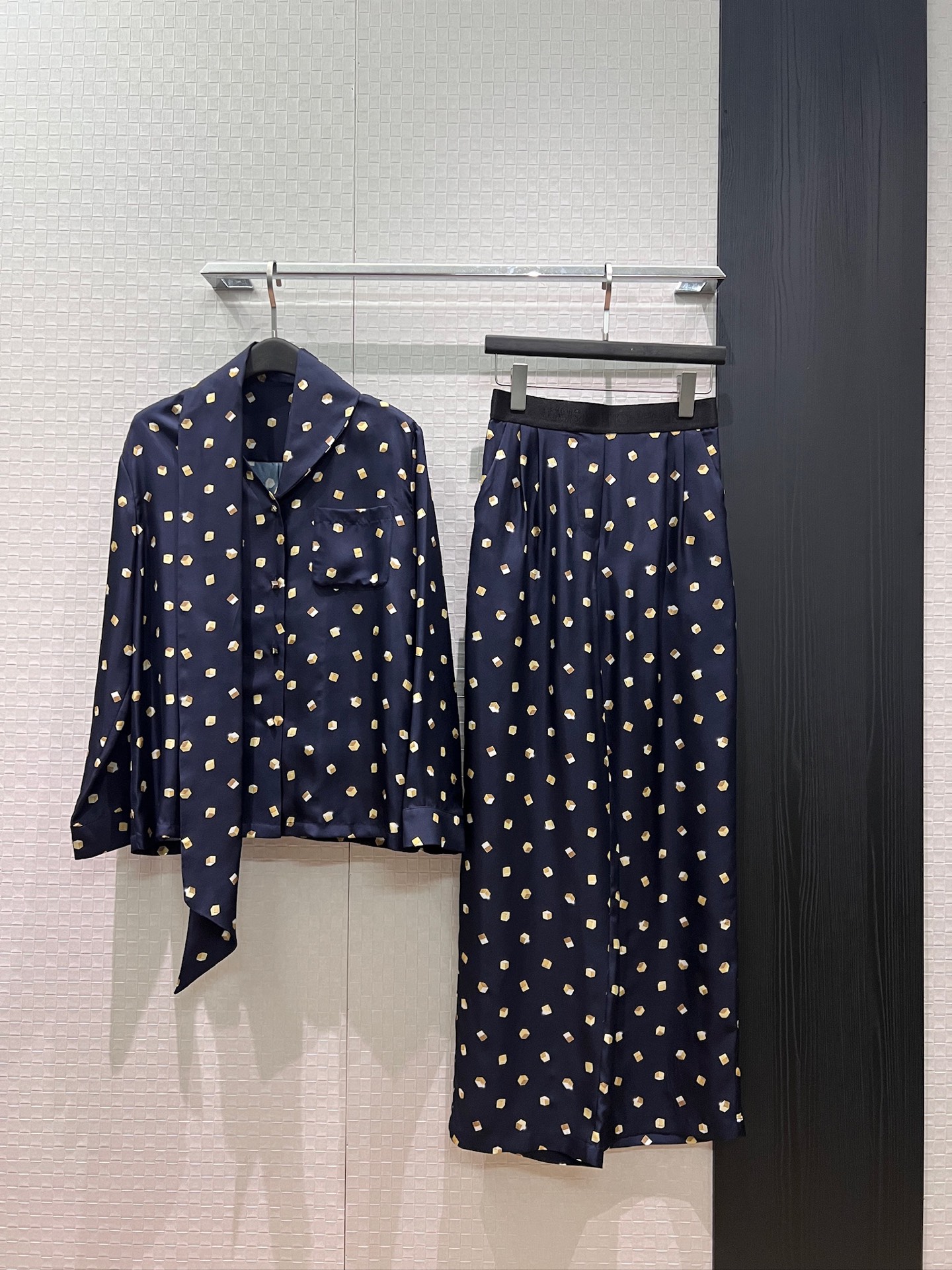 NO:910062,Tops, trousers, new style, same style as Ouyang Nana, heavy twill silk ribbon shirt, elastic waist, silk wide leg pants, small square print, jacquard logo webbing, lazy and casual, fashionable and age-reducing S-XL,,real silk,19860909上衣 裤子新款欧阳娜娜同款 重磅斜纹真丝飘带衬衣松紧腰真丝阔腿裤小方块印花 提花logo织带 慵懒休闲 时尚减龄 S-XL,,real silk,,Women's clothing