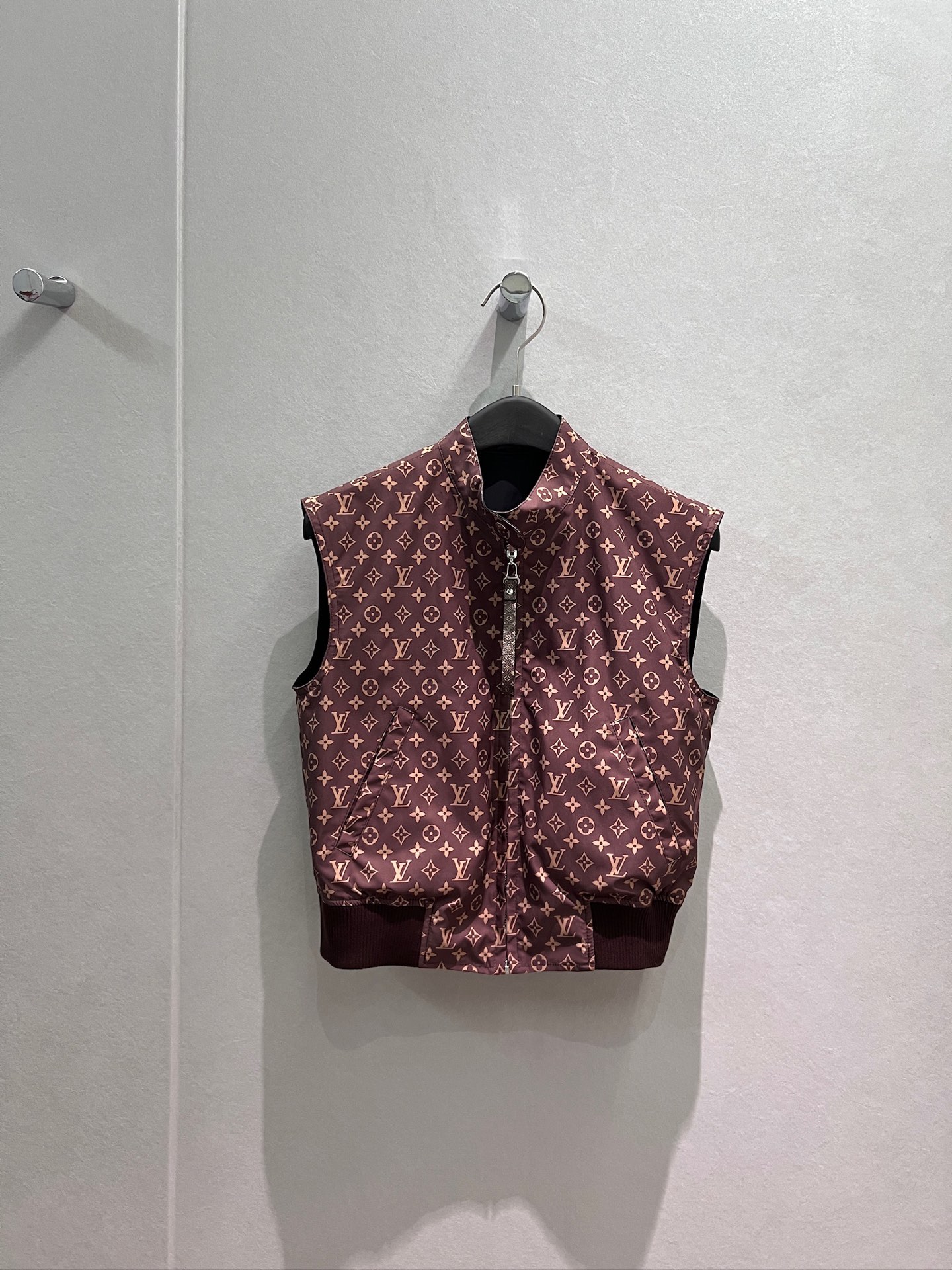 NO:910053,New stand-up collar, contrasting colors, reversible design, loose vest, jacket, short waist, fashionable, sweet and cool, handsome and versatile hardware accessories, molded S-XL,,jackets & coats,jackets & coats,19860909新款立领老花撞色两面穿设计 宽松马甲夹克外套短款收腰 时尚甜酷 帅气百搭五金配件开模 S-XL,,jackets & coats,jackets & coats,,Women's clothing