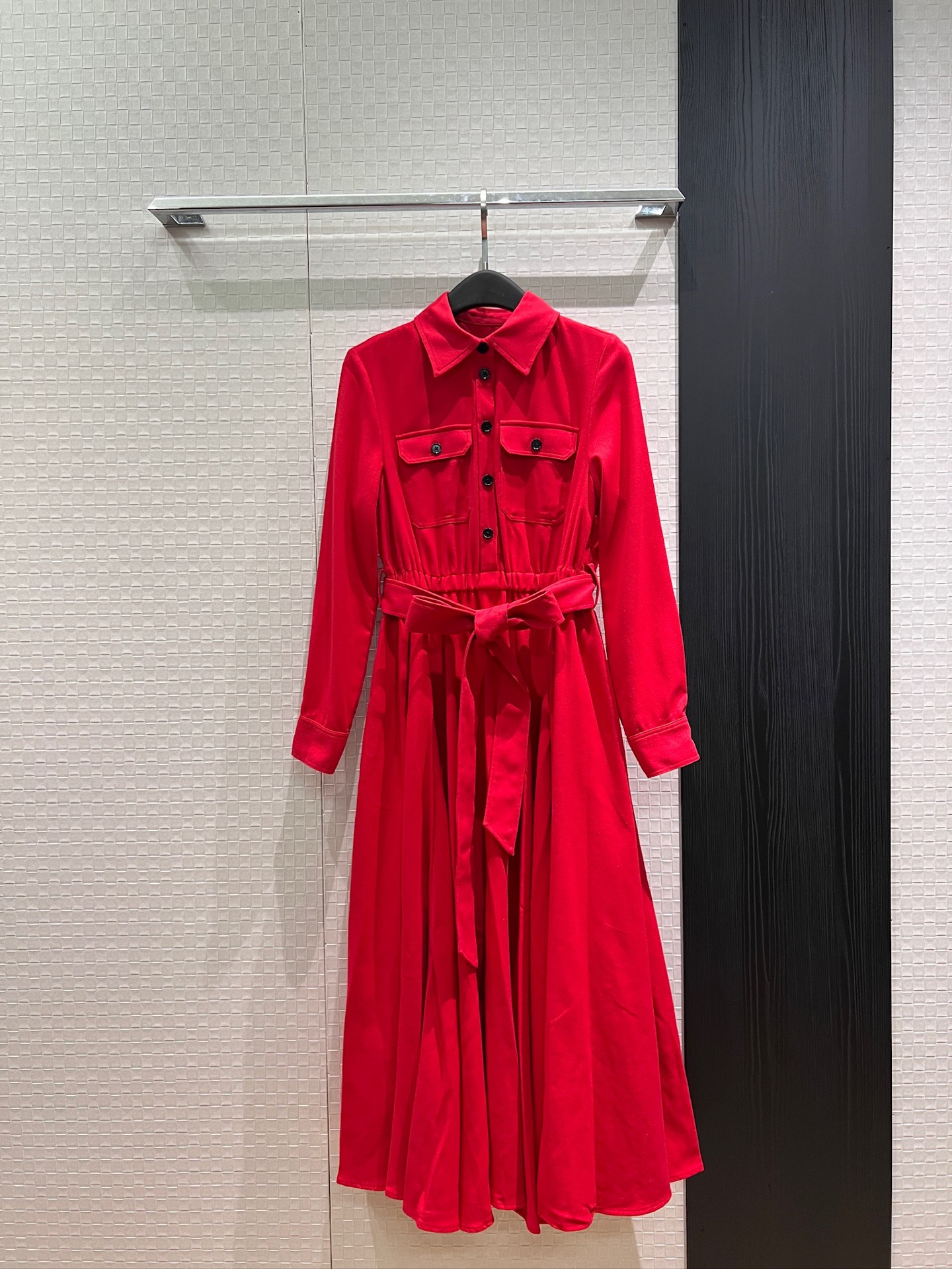 NO:910033,New Lp early autumn, long-sleeved dress with lapel and elastic waist design, flap at the chest of the long dress, belt decoration with pockets on both sides, linen fabric, commuting temperament, red and white SML,,loro piana,skirts,19860909新款Lp 早秋 翻领松紧腰设计长袖连衣裙 长裙胸前翻盖口 系腰带装饰两侧有口袋 亚麻面料 通勤气质 红色白色 SML,,loro piana,skirts,,Women's clothing