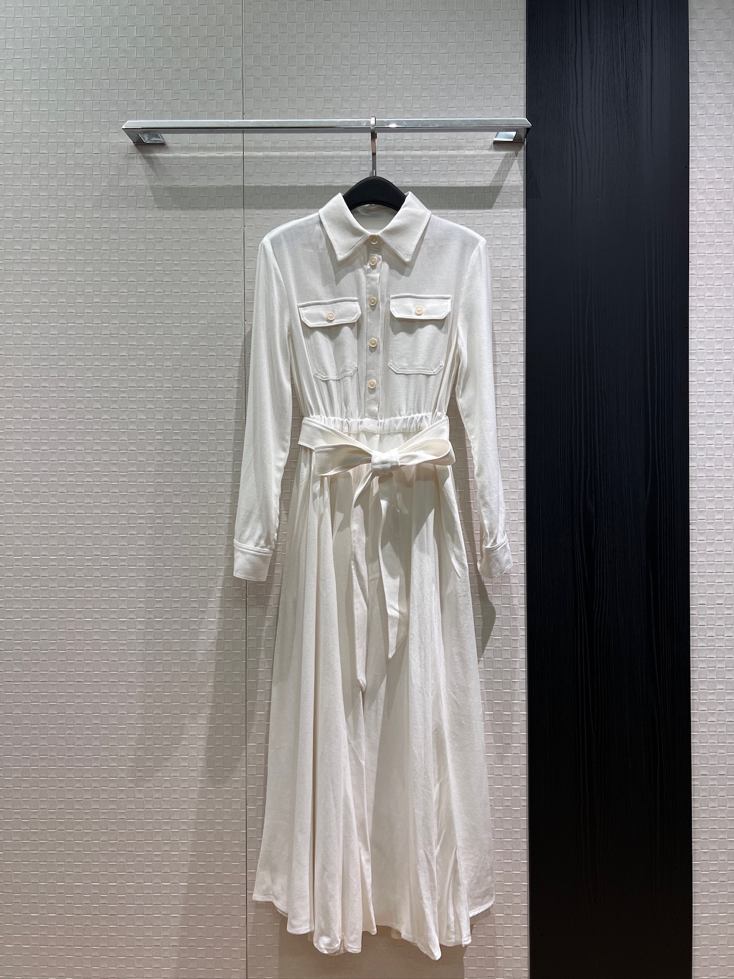 NO:910023,New Lp early autumn, long-sleeved dress with lapel and elastic waist design, flap at the chest of the long dress, belt decoration with pockets on both sides, linen fabric, commuting temperament, red and white SML,,loro piana,skirts,19860909新款Lp 早秋 翻领松紧腰设计长袖连衣裙 长裙胸前翻盖口 系腰带装饰两侧有口袋 亚麻面料 通勤气质 红色白色 SML,,loro piana,skirts,,Women's clothing