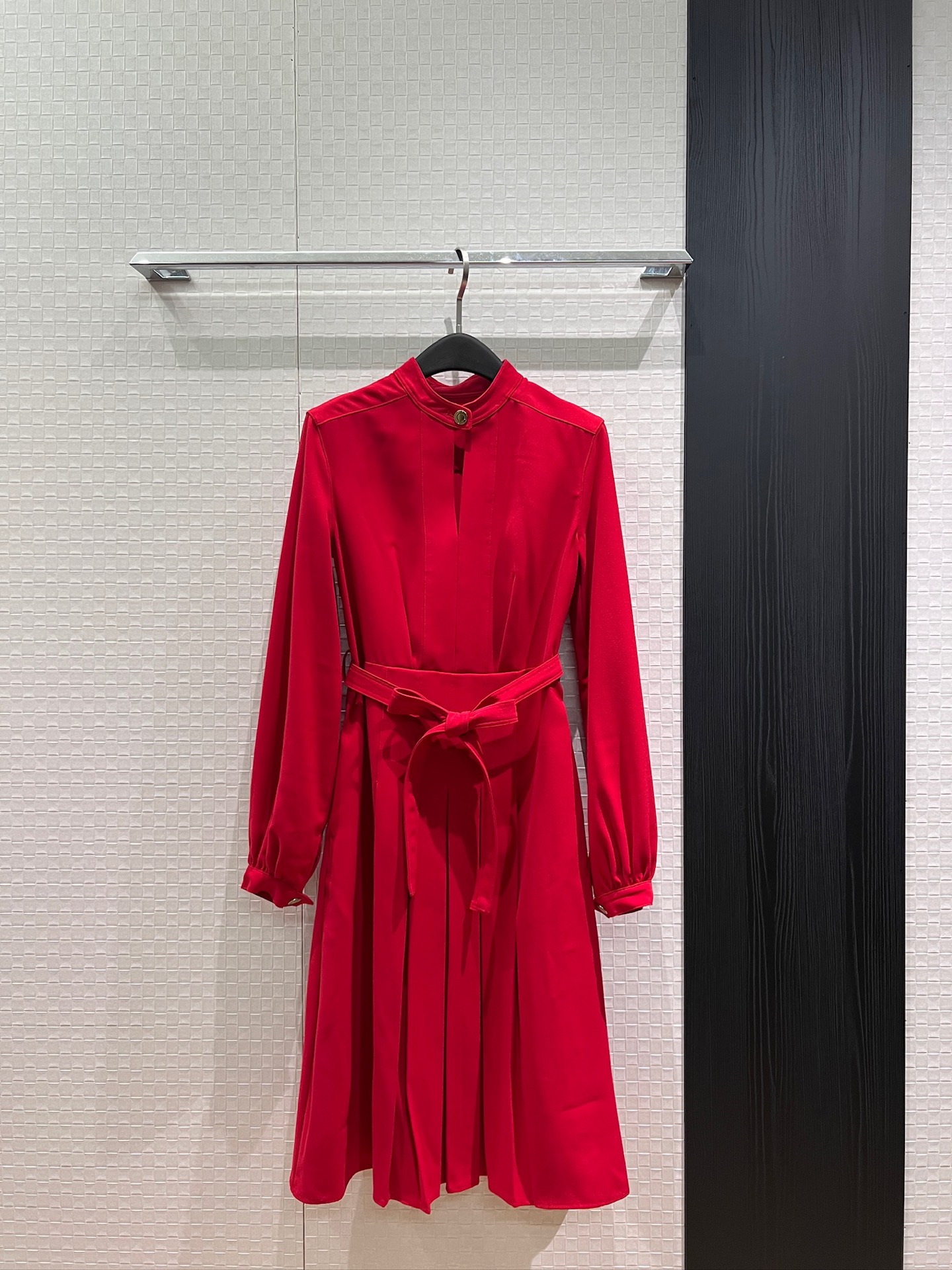 NO:910061,New Lp early autumn, small stand-up collar, hollow lantern sleeves, pleated dress with belt and waist decoration, elegant pockets on both sides, not picky when commuting, SML,,loro piana,skirts,19860909新款Lp早秋 小立领镂空灯笼袖拼接百褶连衣裙系腰带收腰装饰 两侧口袋气质优雅 通勤不挑人 SML,,loro piana,skirts,,Women's clothing