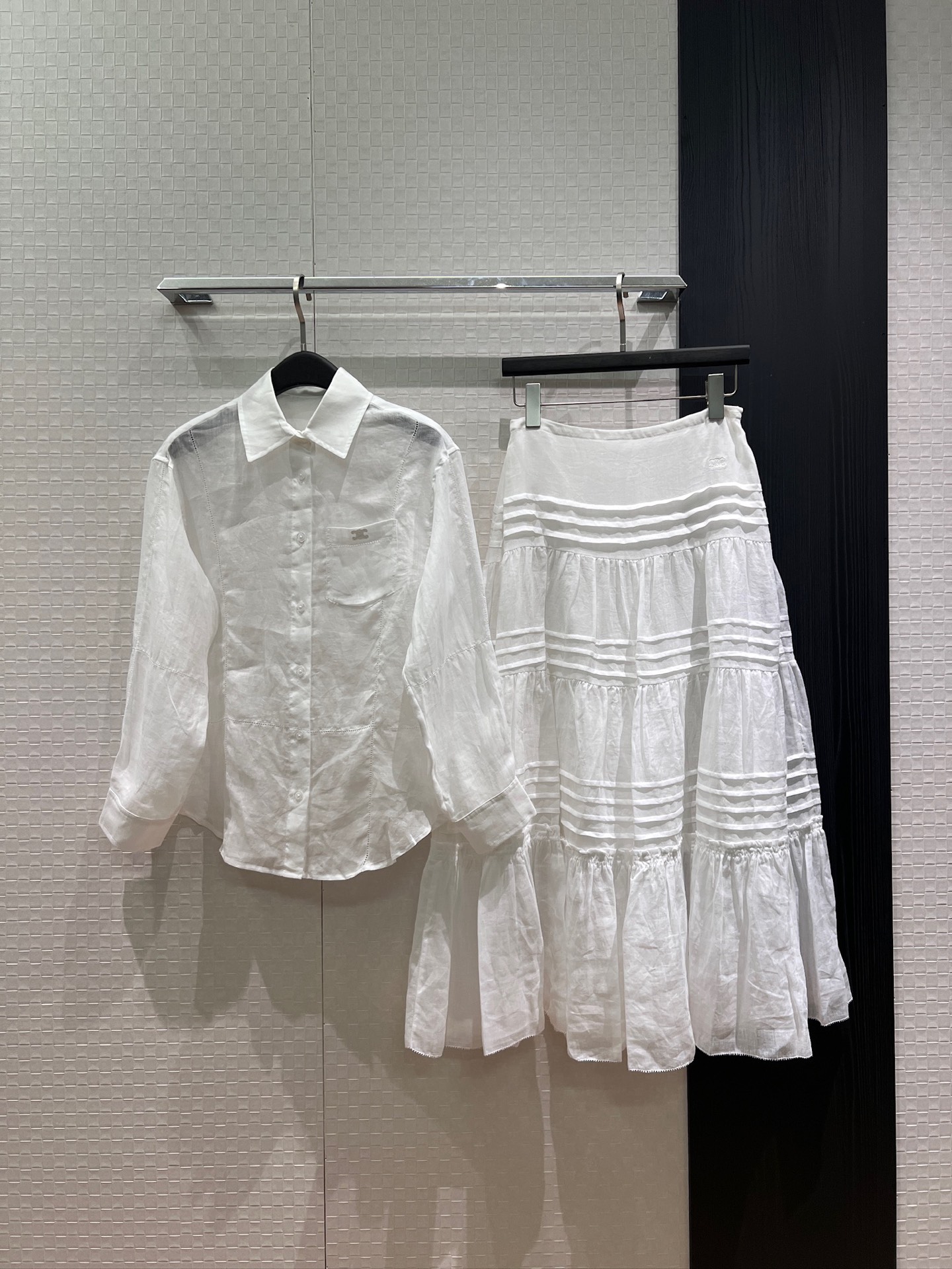 NO:910800,Top, skirt, new embroidered Arc de Triomphe logo decoration, linen hollow shirt, striped splicing cake skirt, linen skirt for vacation and leisure, temperament and age reduction SML,,skirts,19860909上衣 半裙新款刺绣凯旋门logo装饰 亚麻镂空衬衣打条拼接蛋糕裙 亚麻半裙度假休闲 气质减龄 SML,,skirts,,Women's clothing
