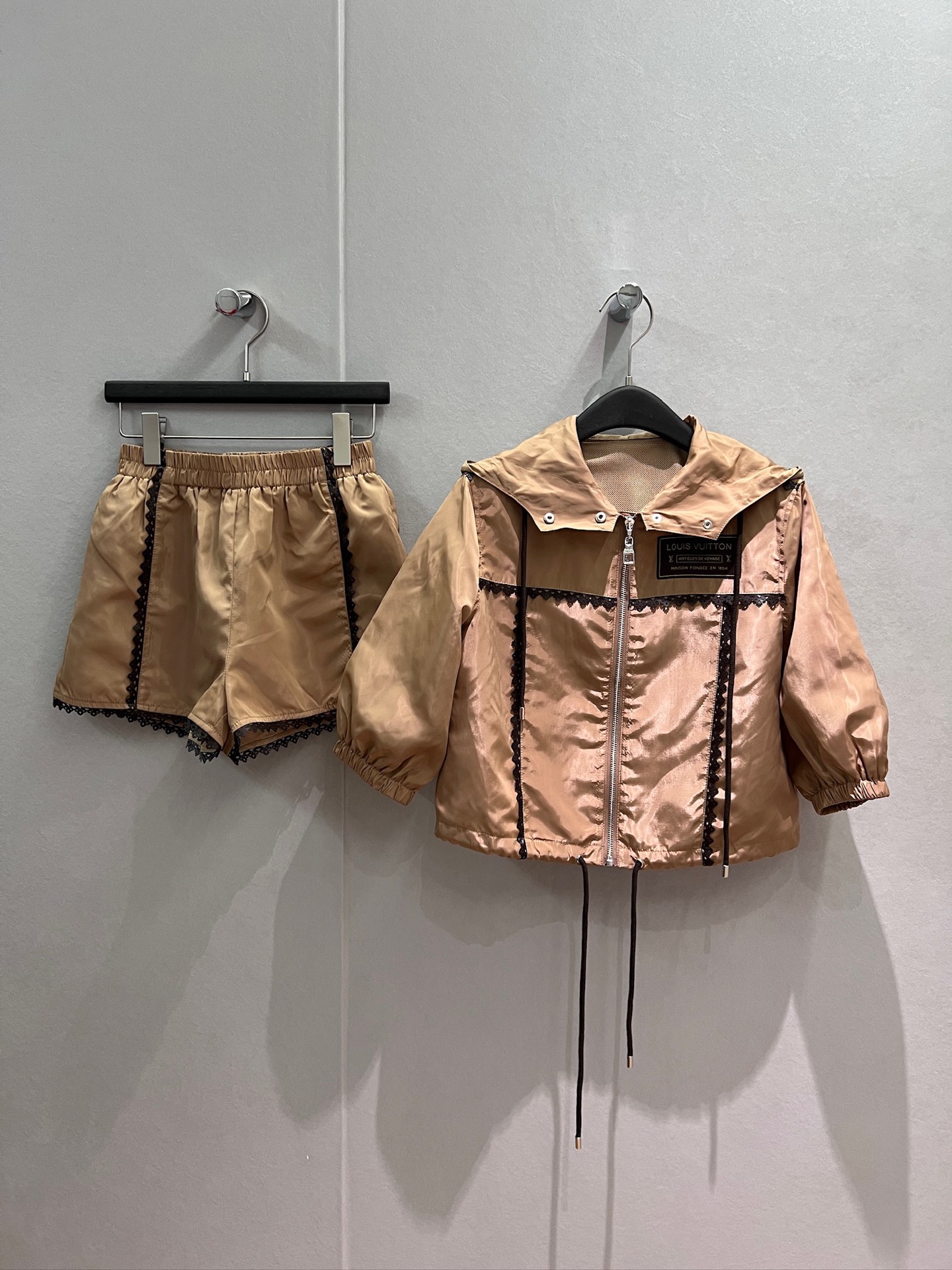 NO:911641,Jacket, shorts, new style, same style as Ouyang Nana, hollow leather lace splicing hooded short nylon jacket, same style lace elastic waist shorts, sports and leisure, sweet and age-reducing hem, drawstring waist, coffee white, S-XL,,shorts,jackets & coats,hats,19860909外套 短裤新款欧阳娜娜同款 镂空皮质花边拼接连帽短款尼龙外套同款花边松紧腰短裤 运动休闲 甜美减龄下摆抽绳收腰 咖色白色 S-XL,,shorts,jackets & coats,hats,,Women's clothing