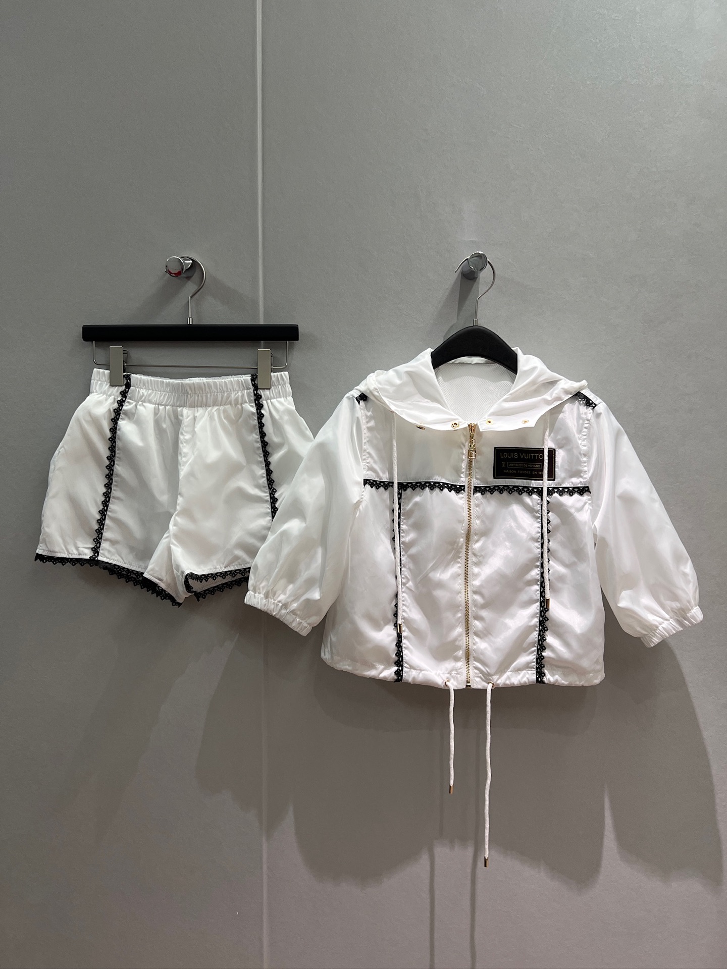 NO:911633,Jacket, shorts, new style, same style as Ouyang Nana, hollow leather lace splicing hooded short nylon jacket, same style lace elastic waist shorts, sports and leisure, sweet and age-reducing hem, drawstring waist, coffee white, S-XL,,shorts,jackets & coats,hats,19860909外套 短裤新款欧阳娜娜同款 镂空皮质花边拼接连帽短款尼龙外套同款花边松紧腰短裤 运动休闲 甜美减龄下摆抽绳收腰 咖色白色 S-XL,,shorts,jackets & coats,hats,,Women's clothing