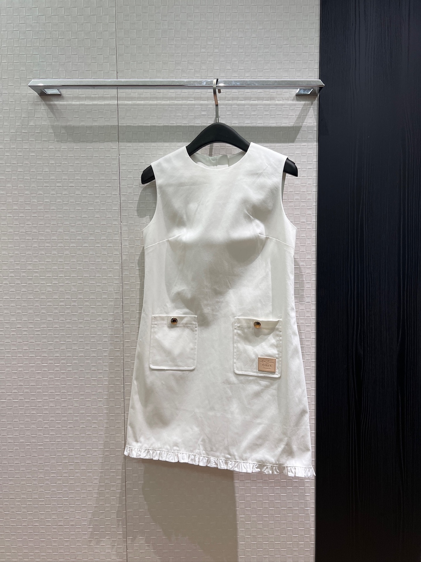 NO:911626,New minimalist fungus lace spliced ​​sleeveless vest dress with straight slim fit. Patch pockets on both sides. Small leather logo logo decoration. Simple temperament. Must-have for age reduction. S-XL,,skirts,19860909新款极简木耳花边拼接无袖背心连衣裙直筒修身版型 两侧贴布口袋 logo小皮标装饰简单气质 减龄必备 S-XL,,skirts,,Women's clothing