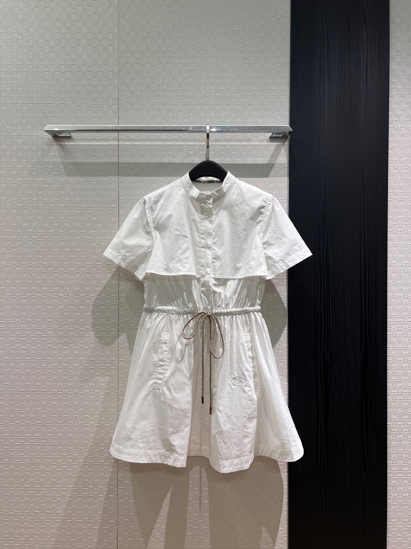 NO:911618,New arrival, white short-sleeved dress with stand-up collar, drawstring waist design, baby doll skirt, loose and casual, college age-reducing, pockets on both sides, SML, skirts, T-shirt,19860909新款来袭立领白色短袖连衣裙 抽绳收腰设计 娃娃裙宽松休闲 学院减龄 两侧有口袋SML,,skirts,T-shirt,,Women's clothing