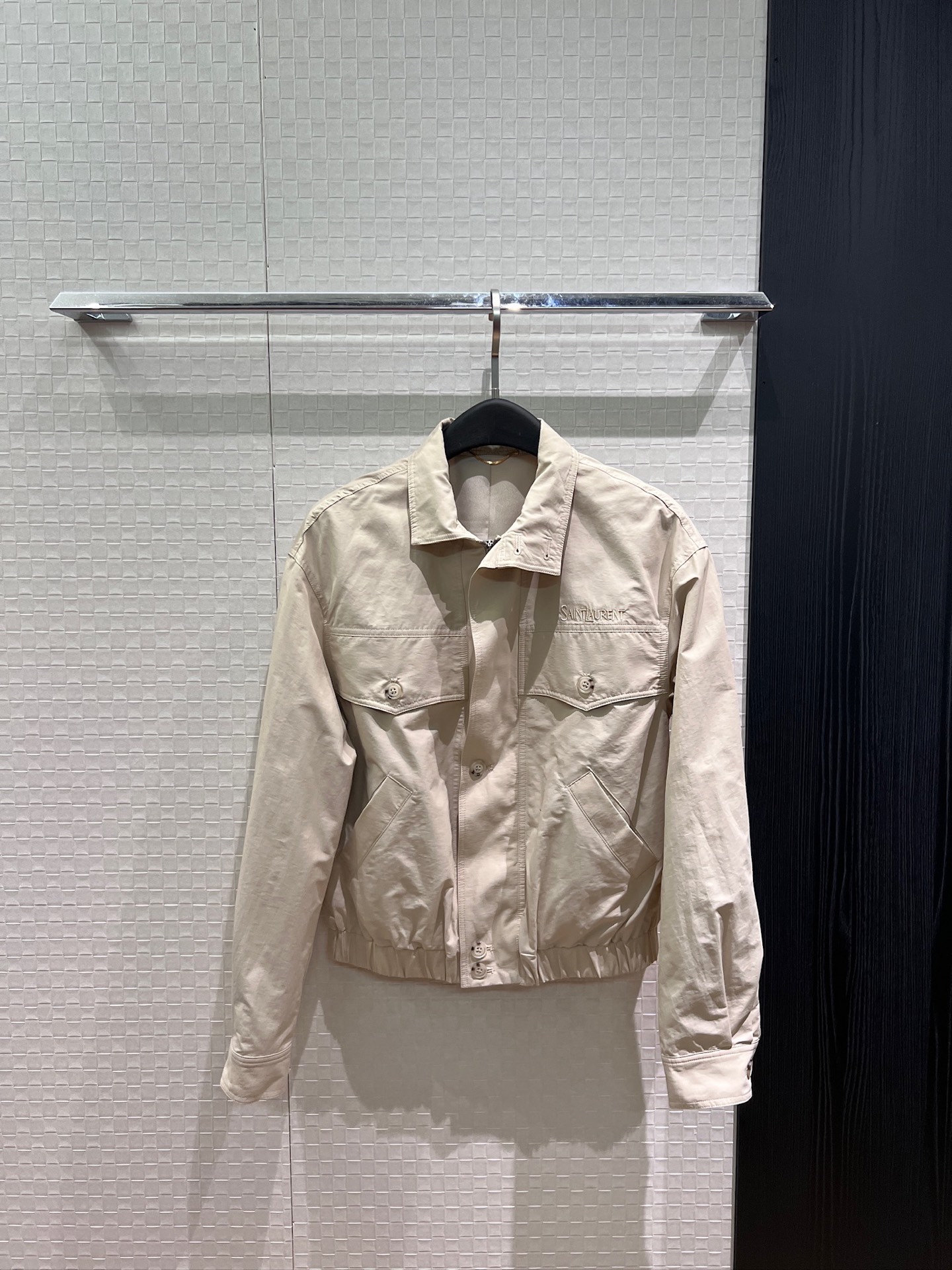 NO:911606,Early autumn YSL embroidered logo letters on the chest, stand-up collar and elastic waist jacket, simple and handsome, fashionable and casual, versatile and not picky SML,,saint laurent,jackets & coats,jackets & coats,19860909早秋Ysl胸前刺绣logo字母 立领松紧收腰夹克外套简约帅气 时尚休闲 百搭不挑人SML,,saint laurent,jackets & coats,jackets & coats,,Women's clothing